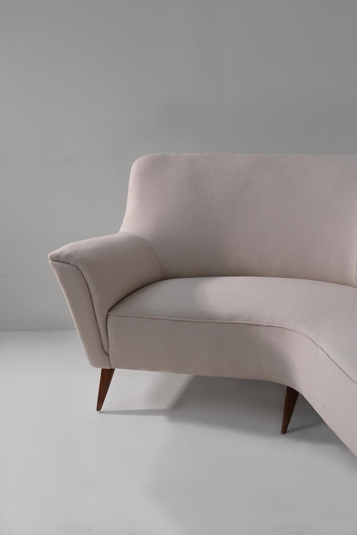 Tissu Canapé d'angle italien blanc dans le style de Gio Ponti, retapissé en vente
