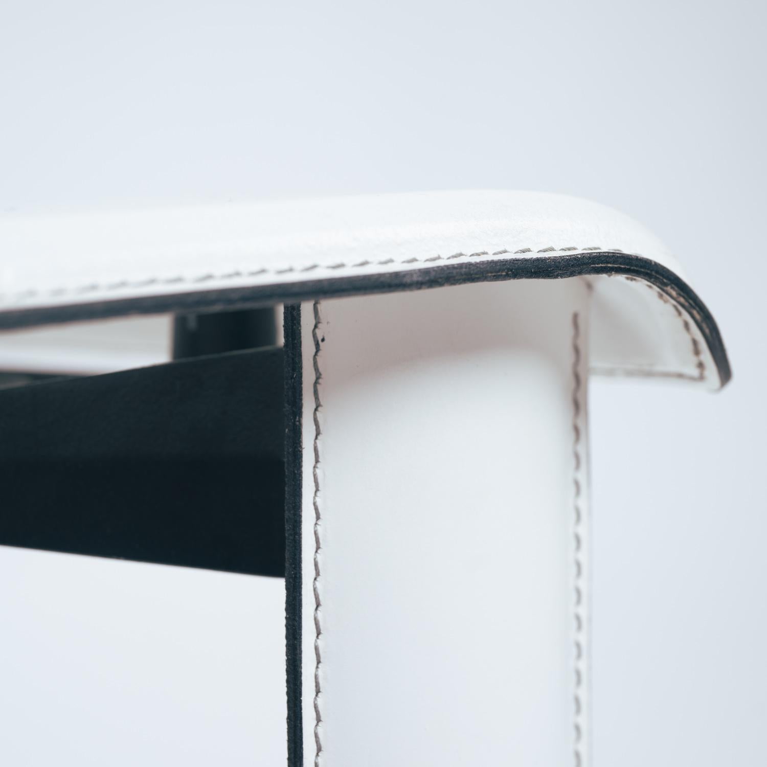 Sillas de comedor highback de cuero italiano blanco de Ycami Italia, años 80 en venta 7