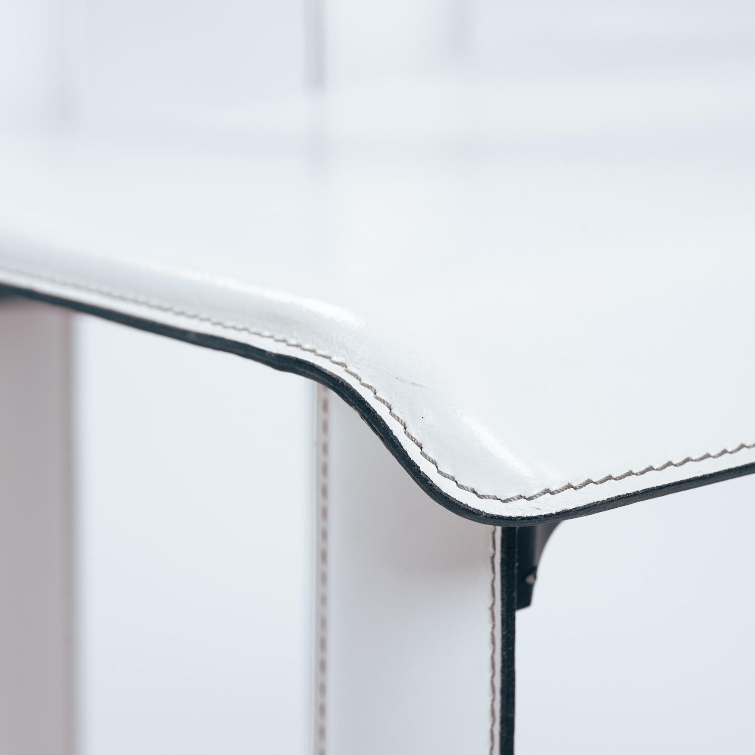 Sillas de comedor highback de cuero italiano blanco de Ycami Italia, años 80 en venta 11
