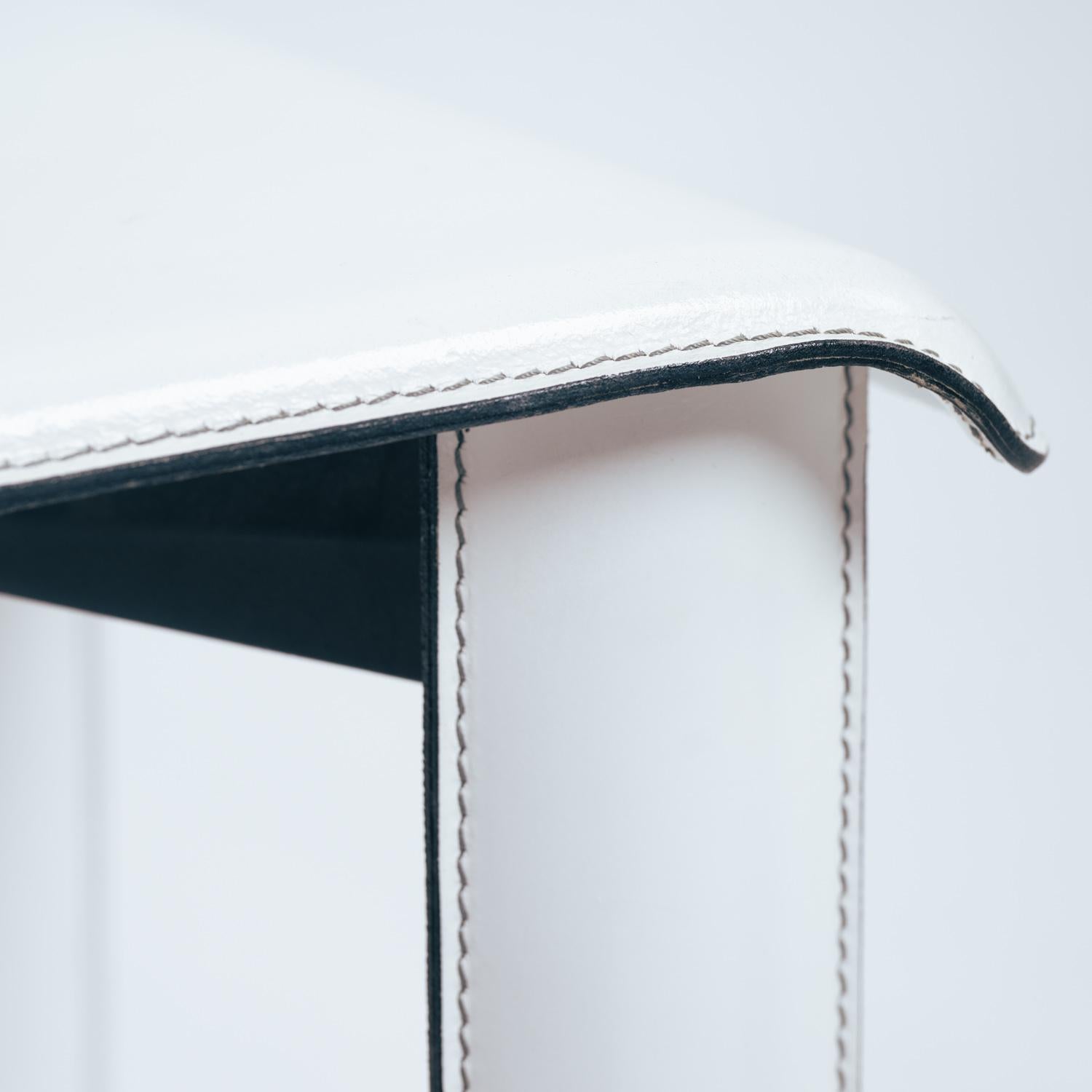 Sillas de comedor highback de cuero italiano blanco de Ycami Italia, años 80 en venta 12