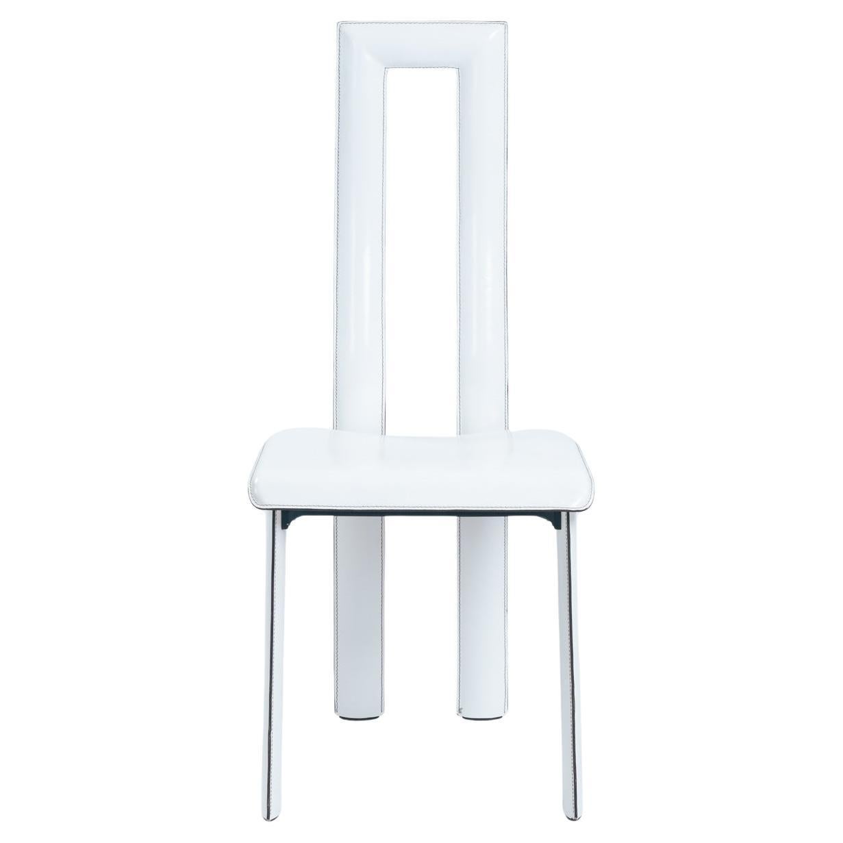 Sillas de comedor italianas de respaldo alto modelo Regia, de Antonello Mosca para Ycami. Armazones de aluminio negro con asientos y respaldos de cuero blanco. Juego de 4
Diseño postmoderno atemporal. Muy buen estado, desgaste normal relacionado con