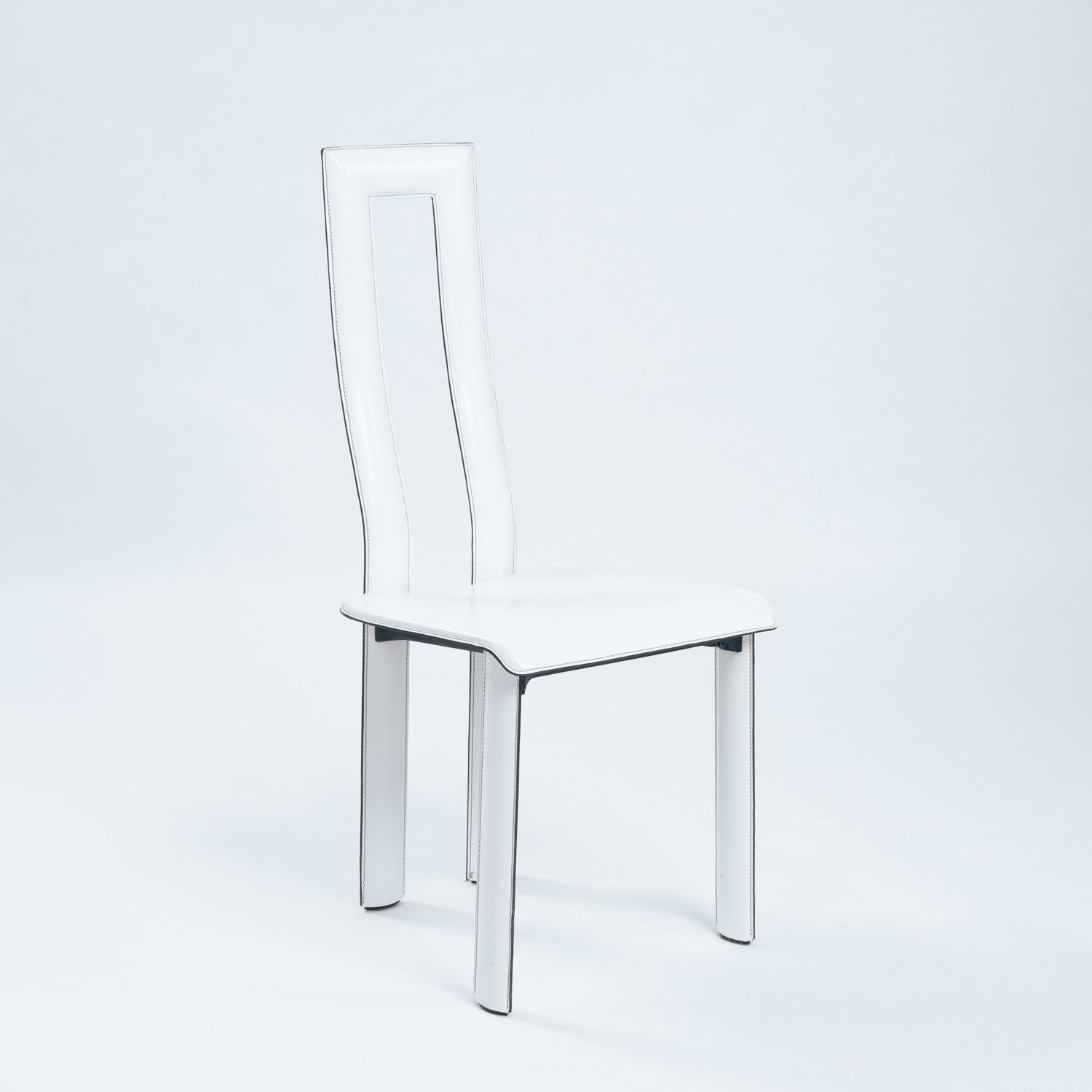 Sillas de comedor highback de cuero italiano blanco de Ycami Italia, años 80 Italiano en venta