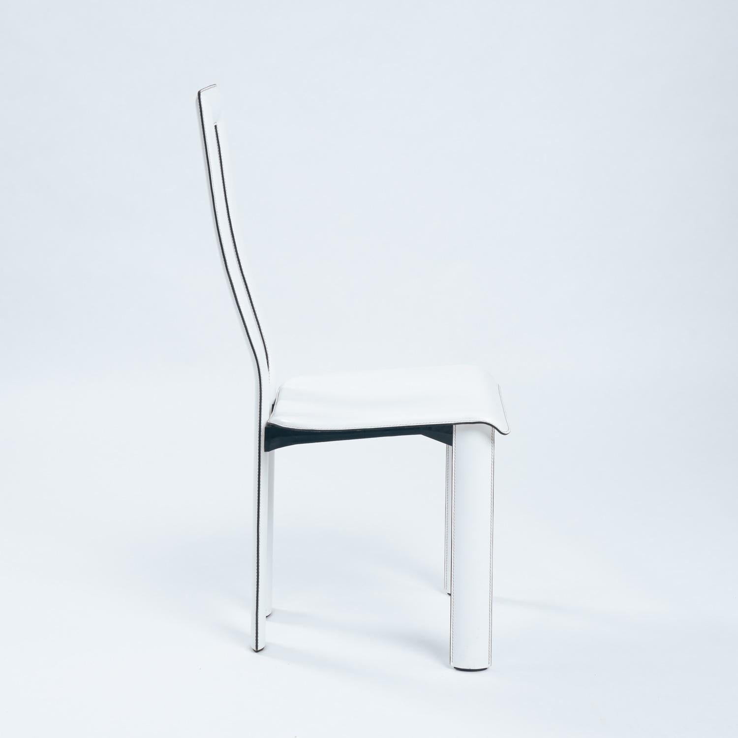 Sillas de comedor highback de cuero italiano blanco de Ycami Italia, años 80 en Excelente estado para la venta en Zevenaar, NL