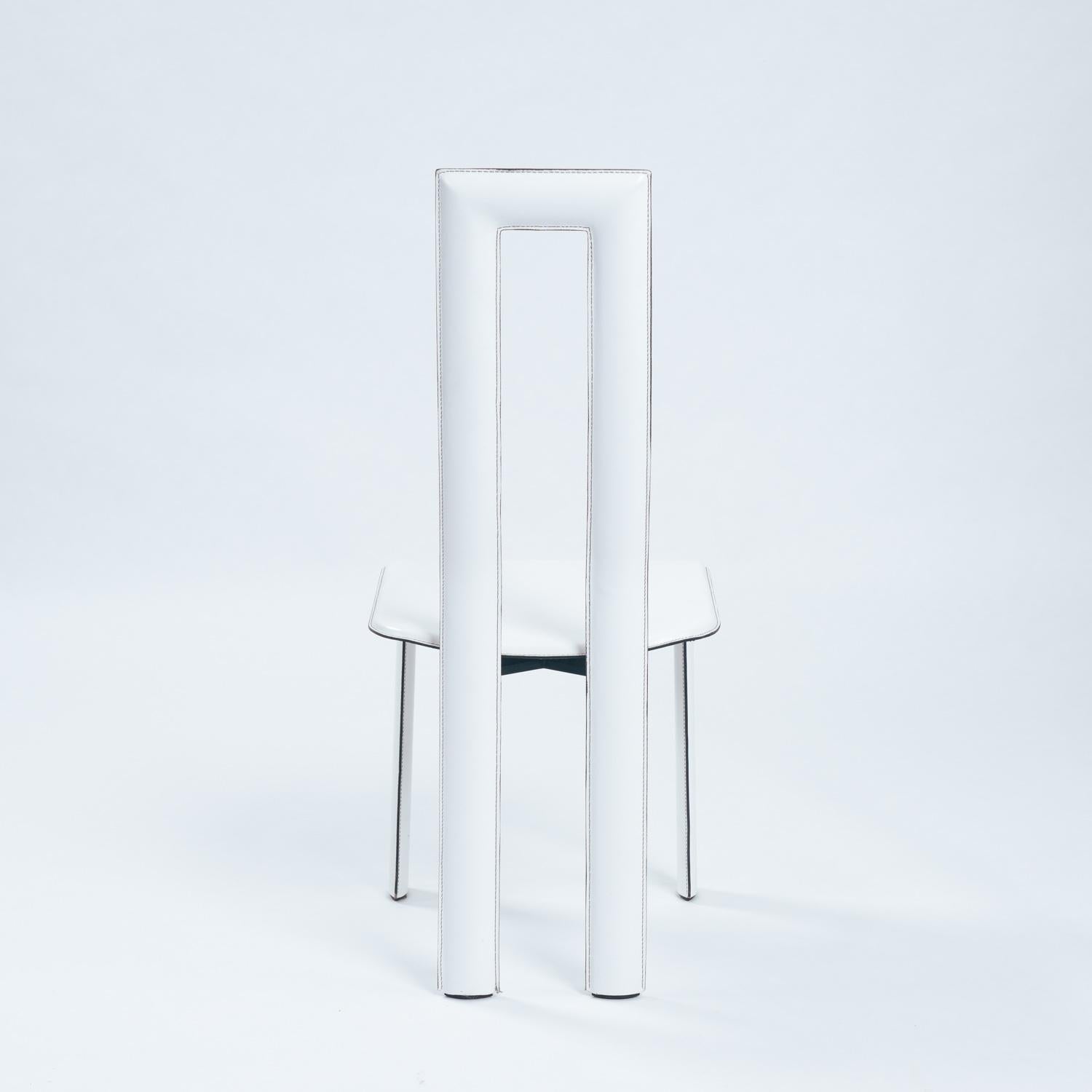Sillas de comedor highback de cuero italiano blanco de Ycami Italia, años 80 Cuero en venta