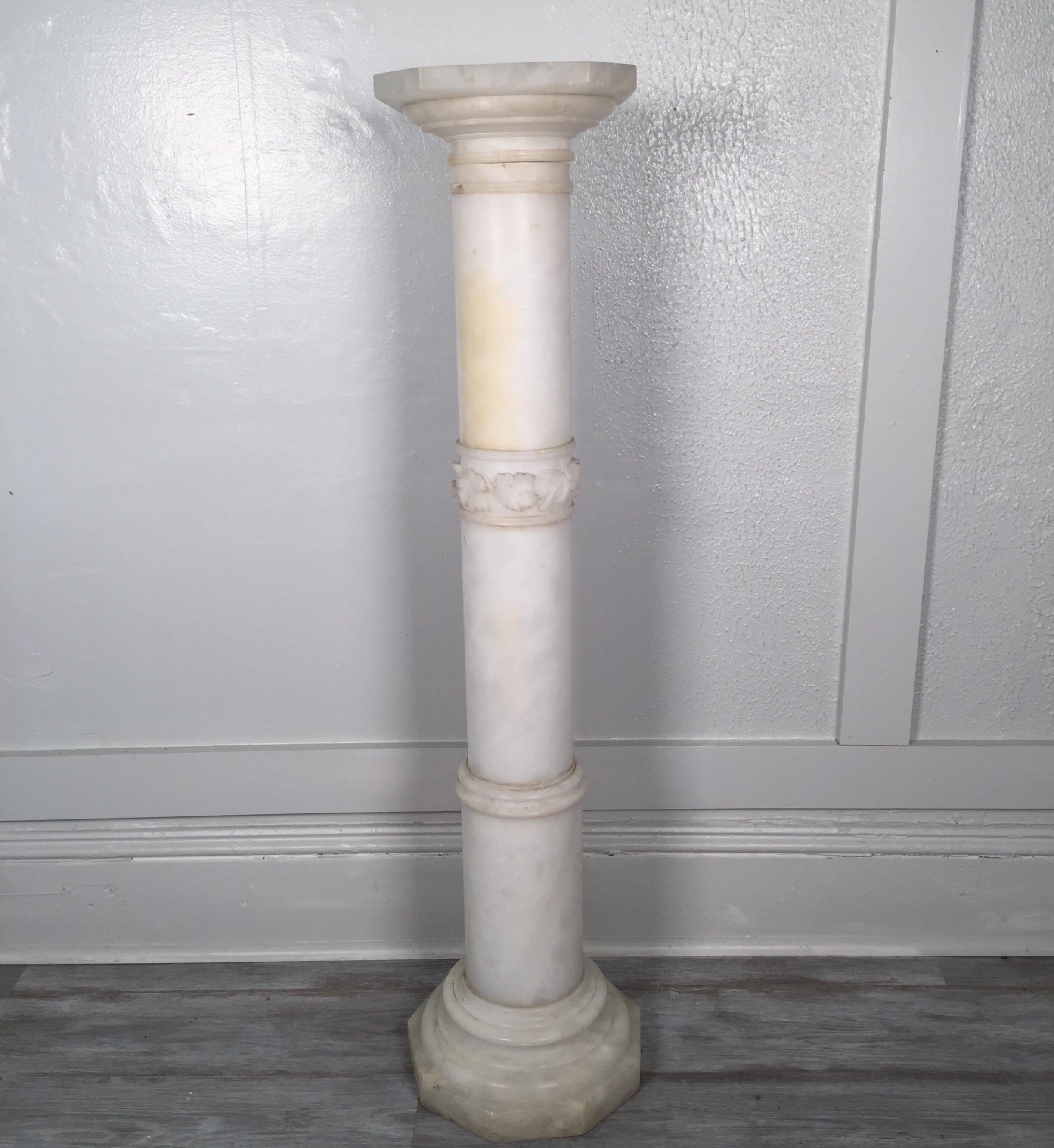 White Italian marble pedestal with top that rotates, circa 1900s
Very nice original condition
Dimensions: Top 10