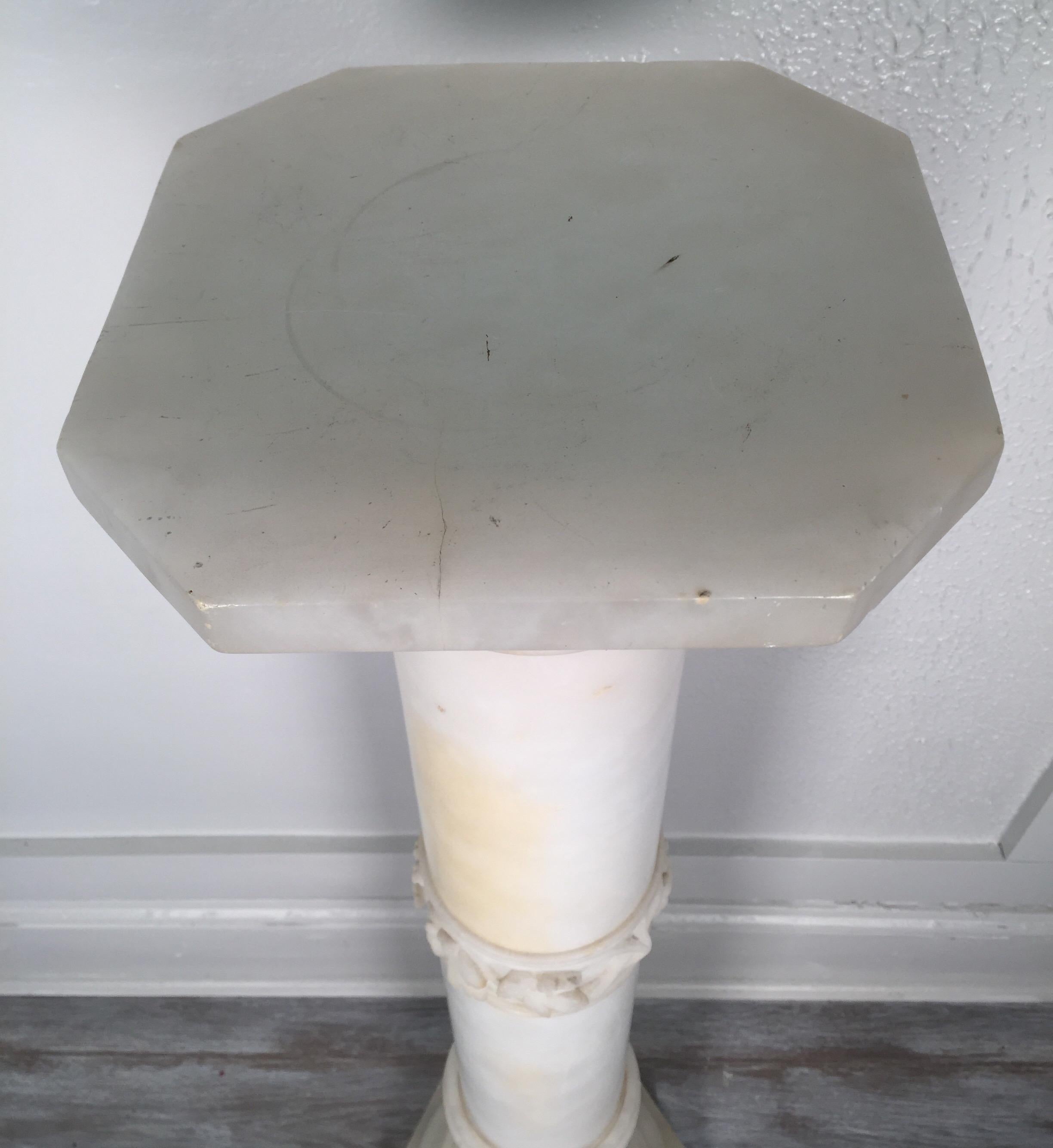 White Italian Marble Pedestal with Top That Rotates, circa 1900s In Good Condition In Lambertville, NJ
