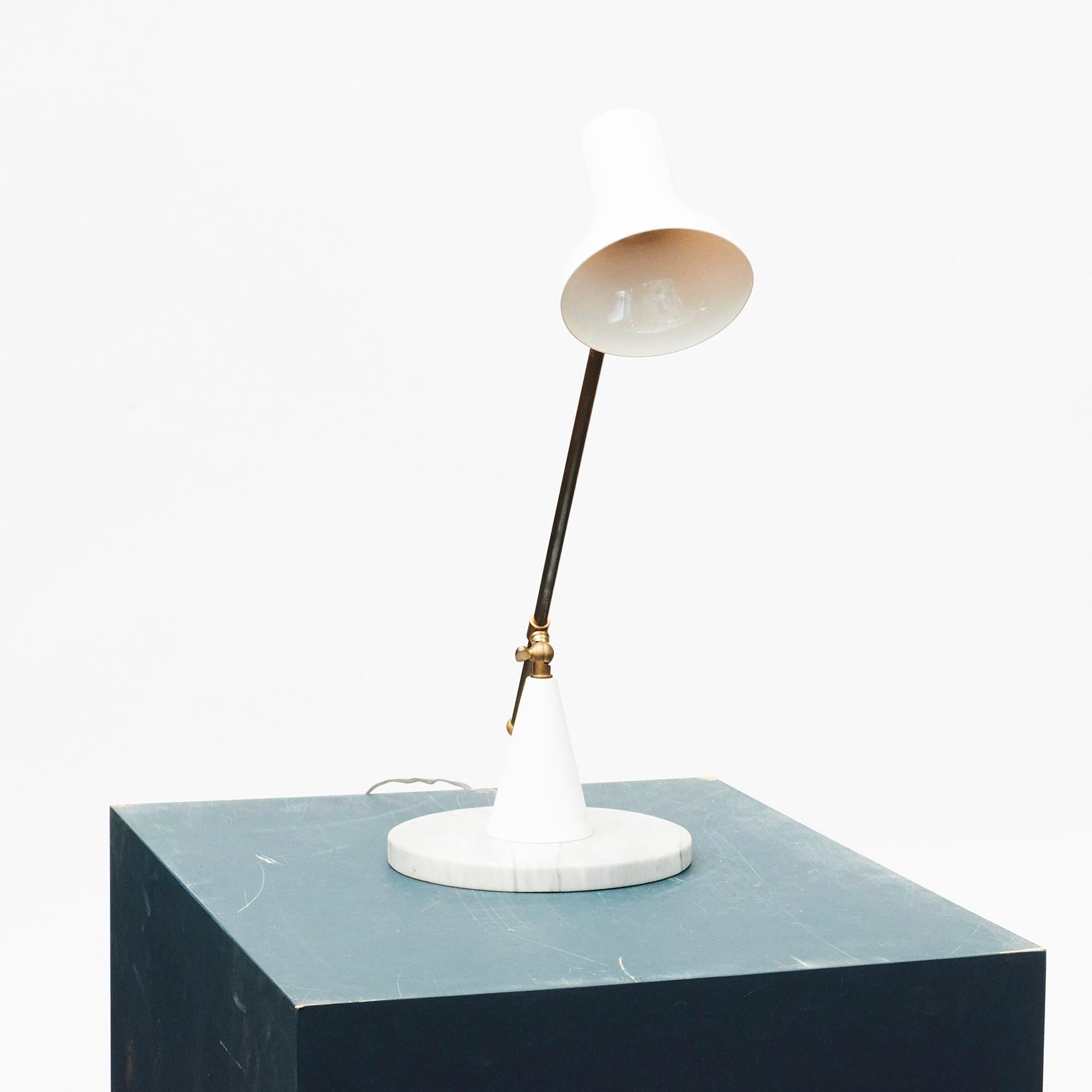 Gino Sarfatti, 1912-1985.
Brass and white lacquered metal table lamp on white marble base.
Vertical brass arm is adjustable in up-down position.
Design by Gino Sarfatti, Italy, circa 1955.
Original untouched condition (newer cord and socket).