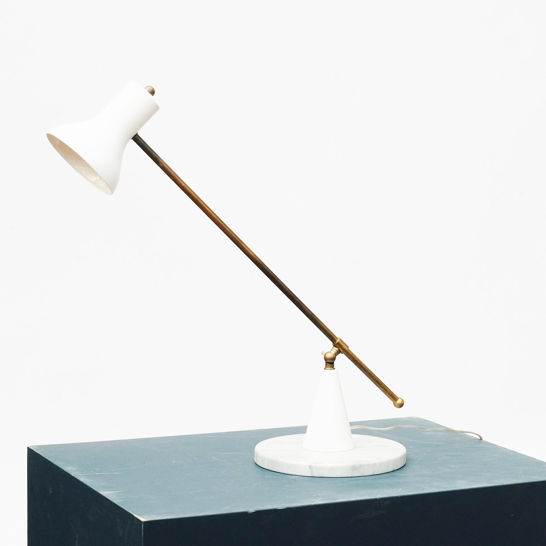 Mid-Century Modern White Italian Midcentury Brass and Marble Table Lamp Designed by Gino Sarfatti For Sale