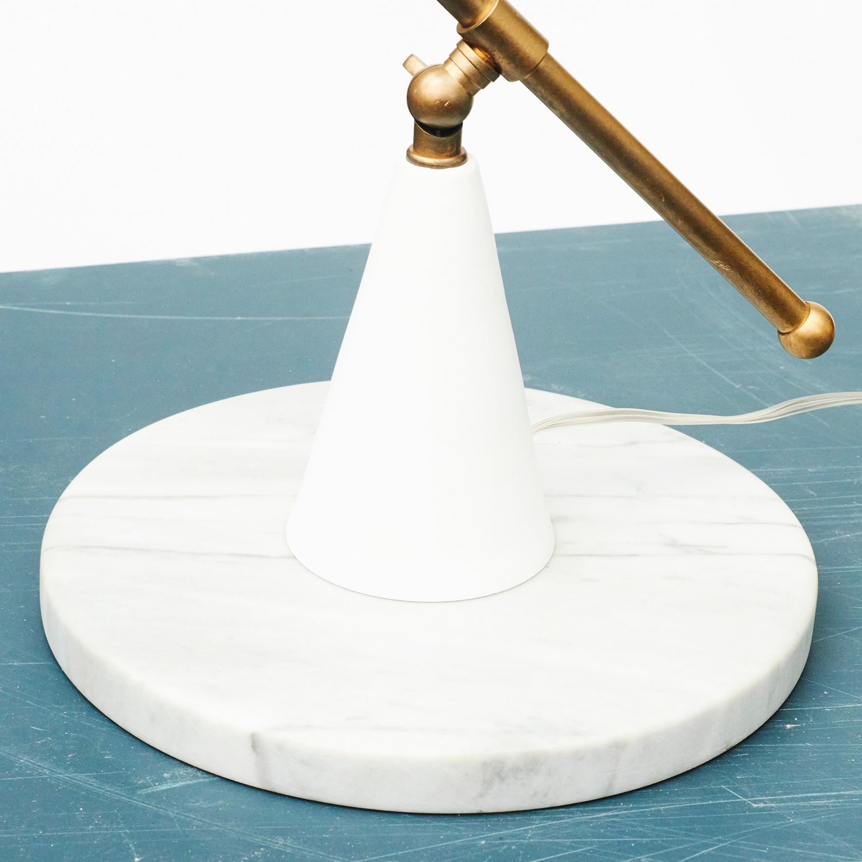 Mid-Century Modern Lampe de table blanche du milieu du siècle en laiton et marbre:: conçue par Gino Sarfatti en vente