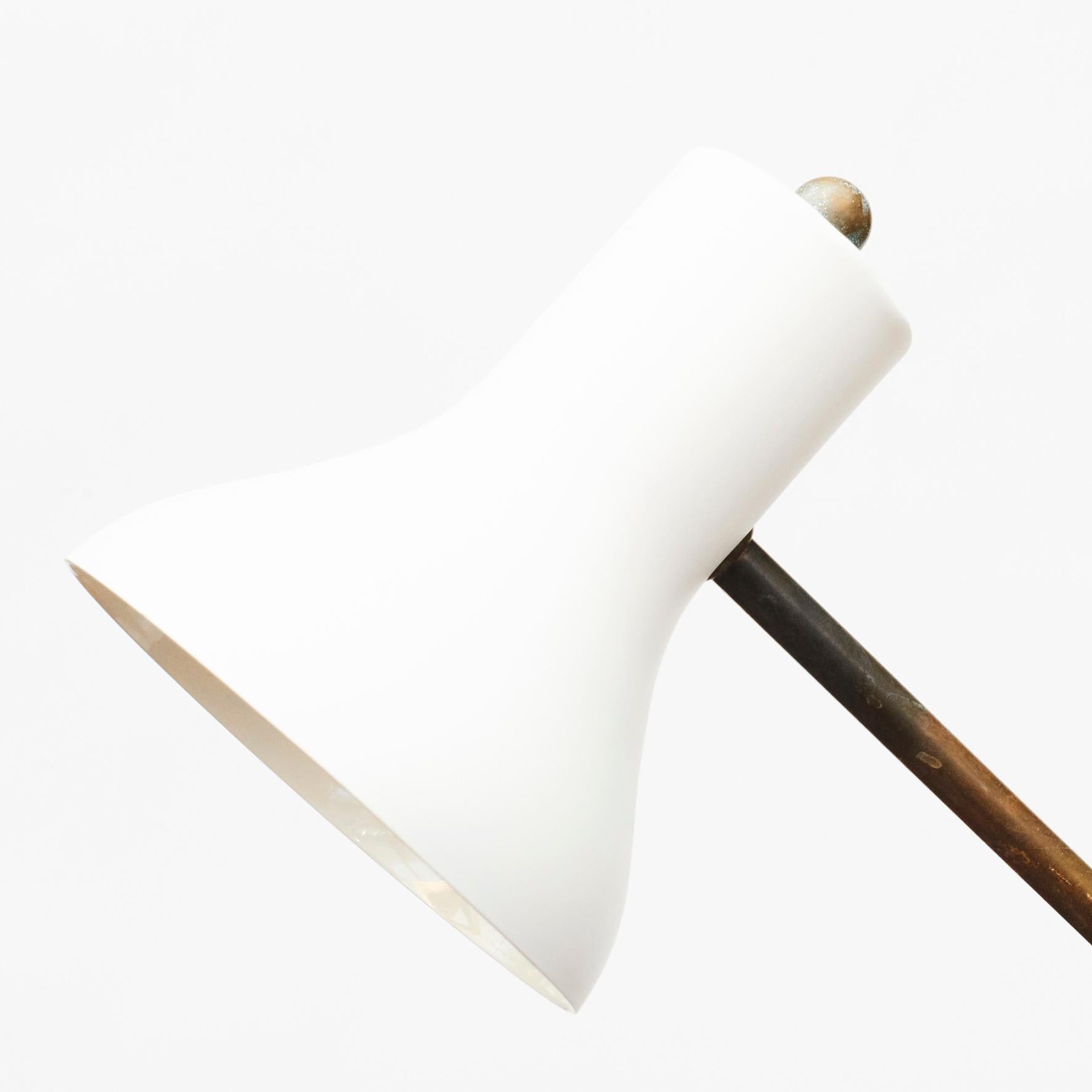 Laqué Lampe de table blanche du milieu du siècle en laiton et marbre:: conçue par Gino Sarfatti en vente