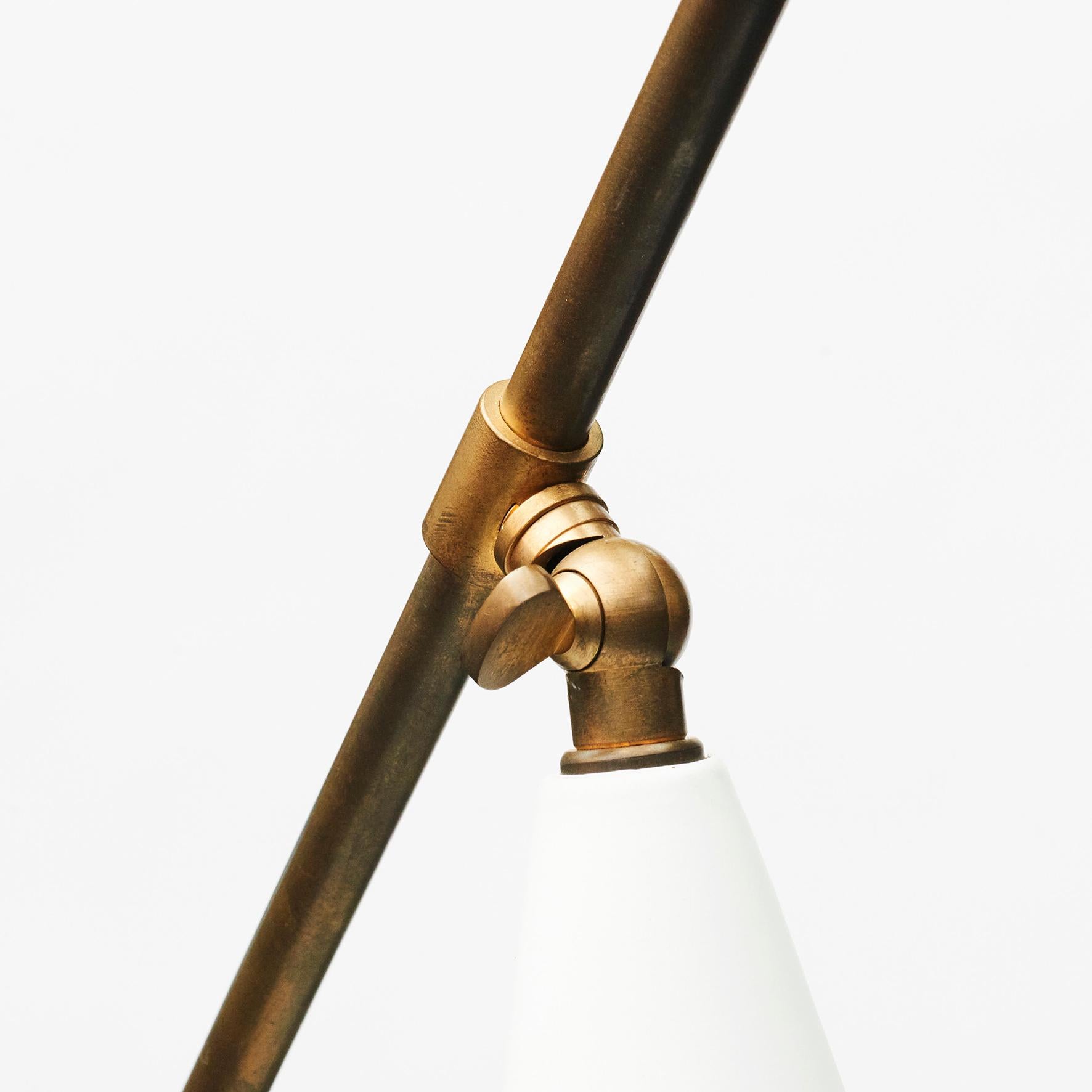 White Italian Midcentury Brass and Marble Table Lamp Designed by Gino Sarfatti For Sale 3
