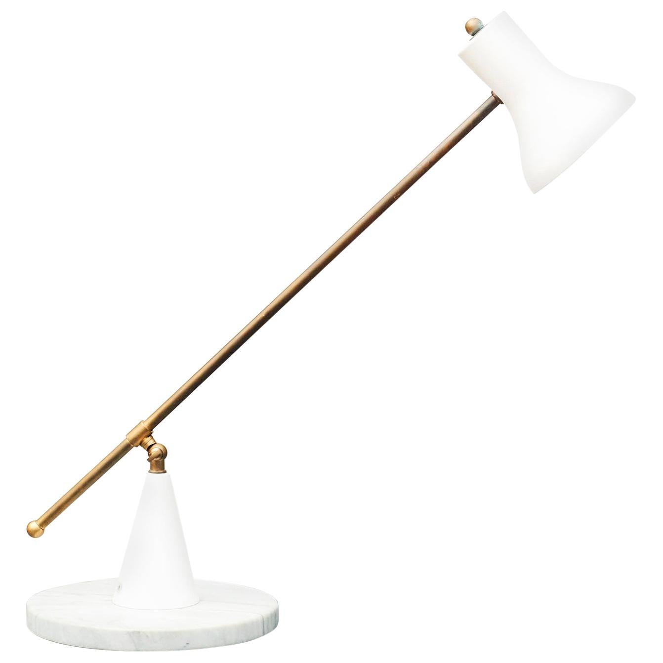 White Italian Midcentury Brass and Marble Table Lamp Designed by Gino Sarfatti For Sale