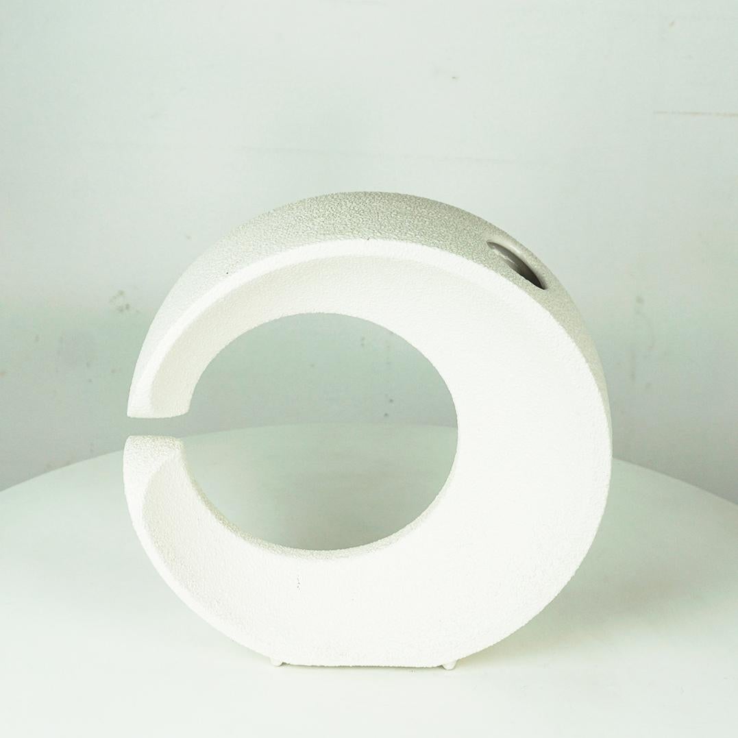 Questo fantastico grande vaso italiano in ceramica smaltata bianca è stato disegnato da Roberto Rigon per le ceramiche d'arte Bertoncello intorno al 1970.
e rappresenta un'opera d'arte in ceramica iconica della collezione italiana!
Crea una