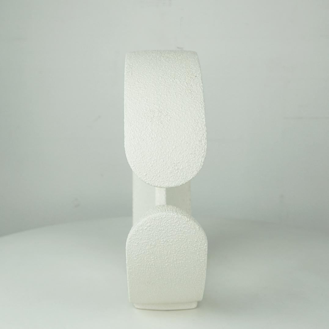 Metà XX secolo Vaso in ceramica bianca del Medioevo di Roberto Rigon per Bertoncello in vendita
