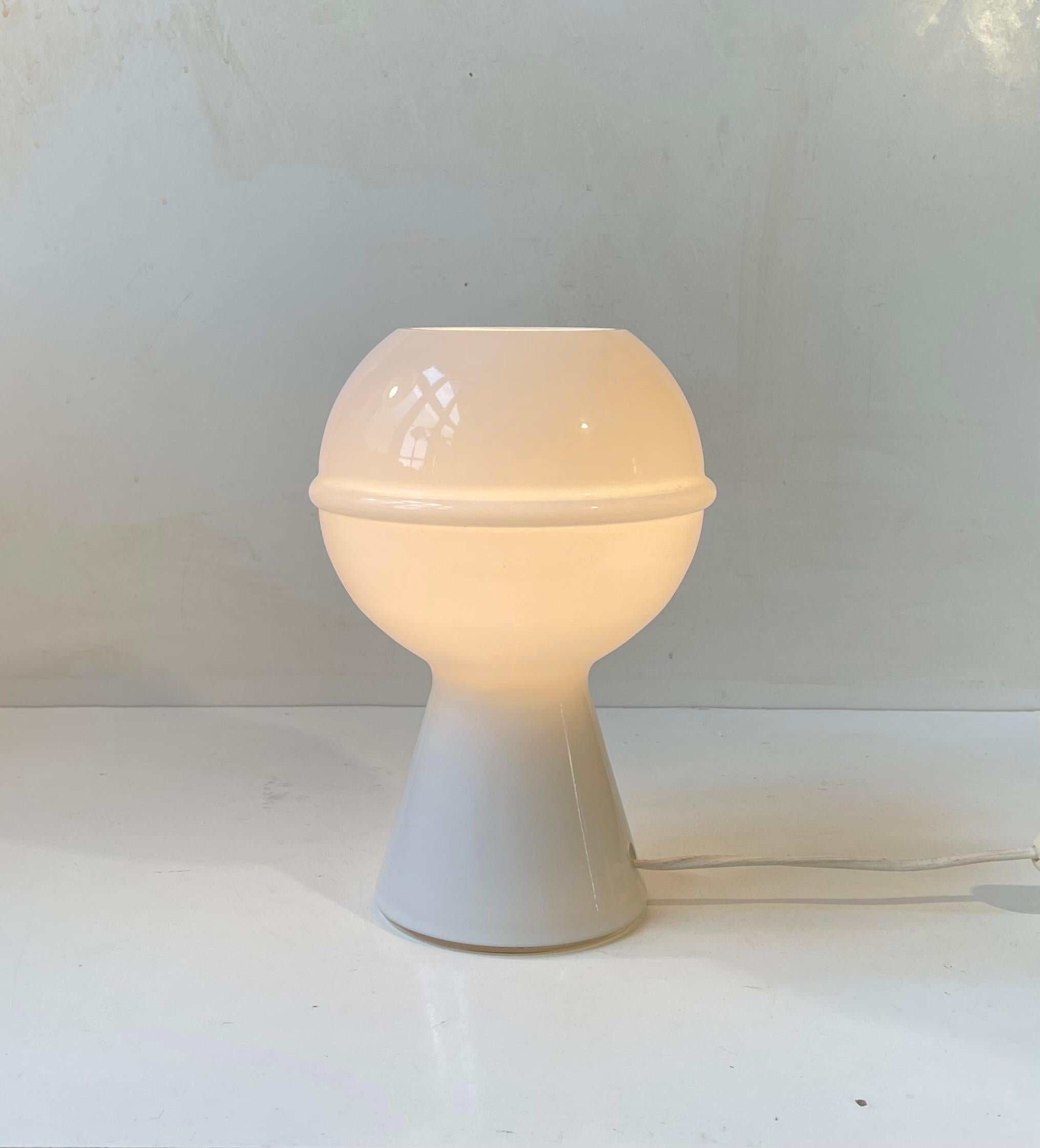 White Italian Minimalist Saturn Table Lamp in Murano Glass, 1970s In Good Condition For Sale In Esbjerg, DK