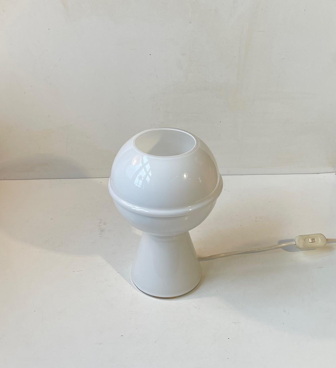 White Italian Minimalist Saturn Table Lamp in Murano Glass, 1970s For Sale 1
