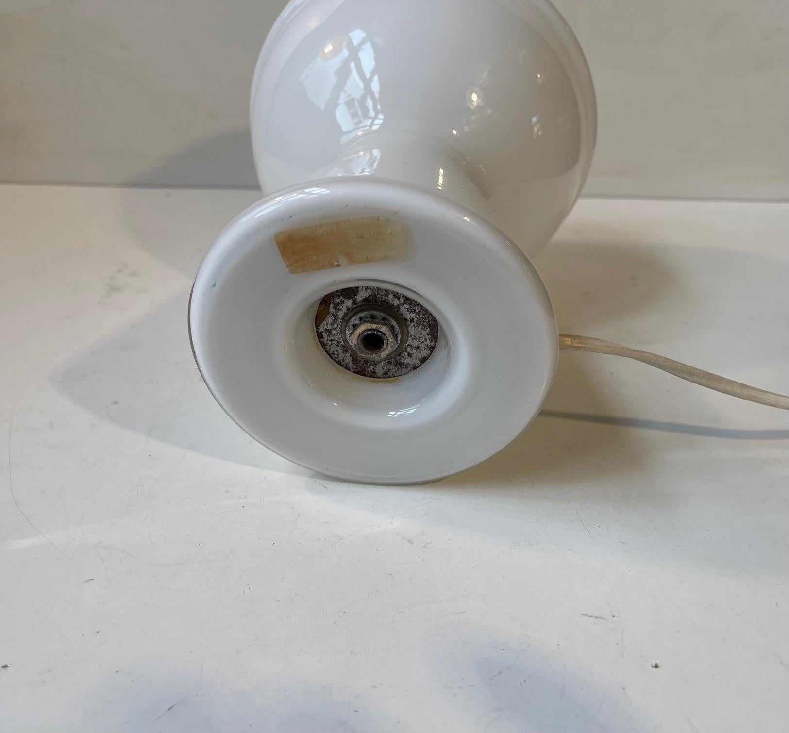 Vetro opalino Lampada da tavolo minimalista italiana Saturn in vetro di Murano, Whiting, anni '70 in vendita
