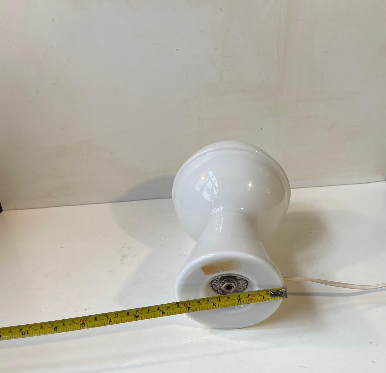 White Italian Minimalist Saturn Table Lamp in Murano Glass, 1970s For Sale 3
