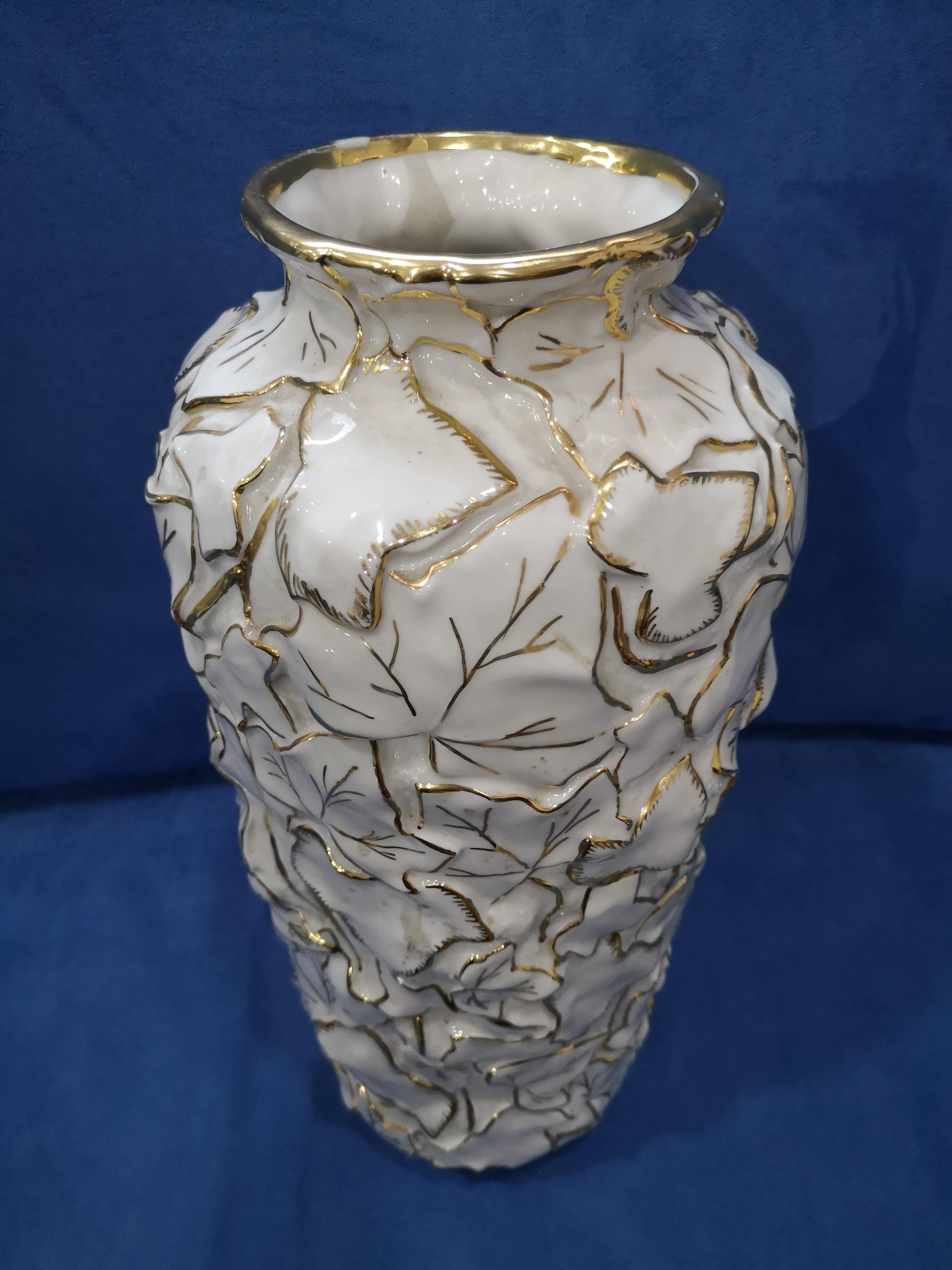 White Italian porcelain vase by Villari with leaves and pure gold decorations For Sale 4