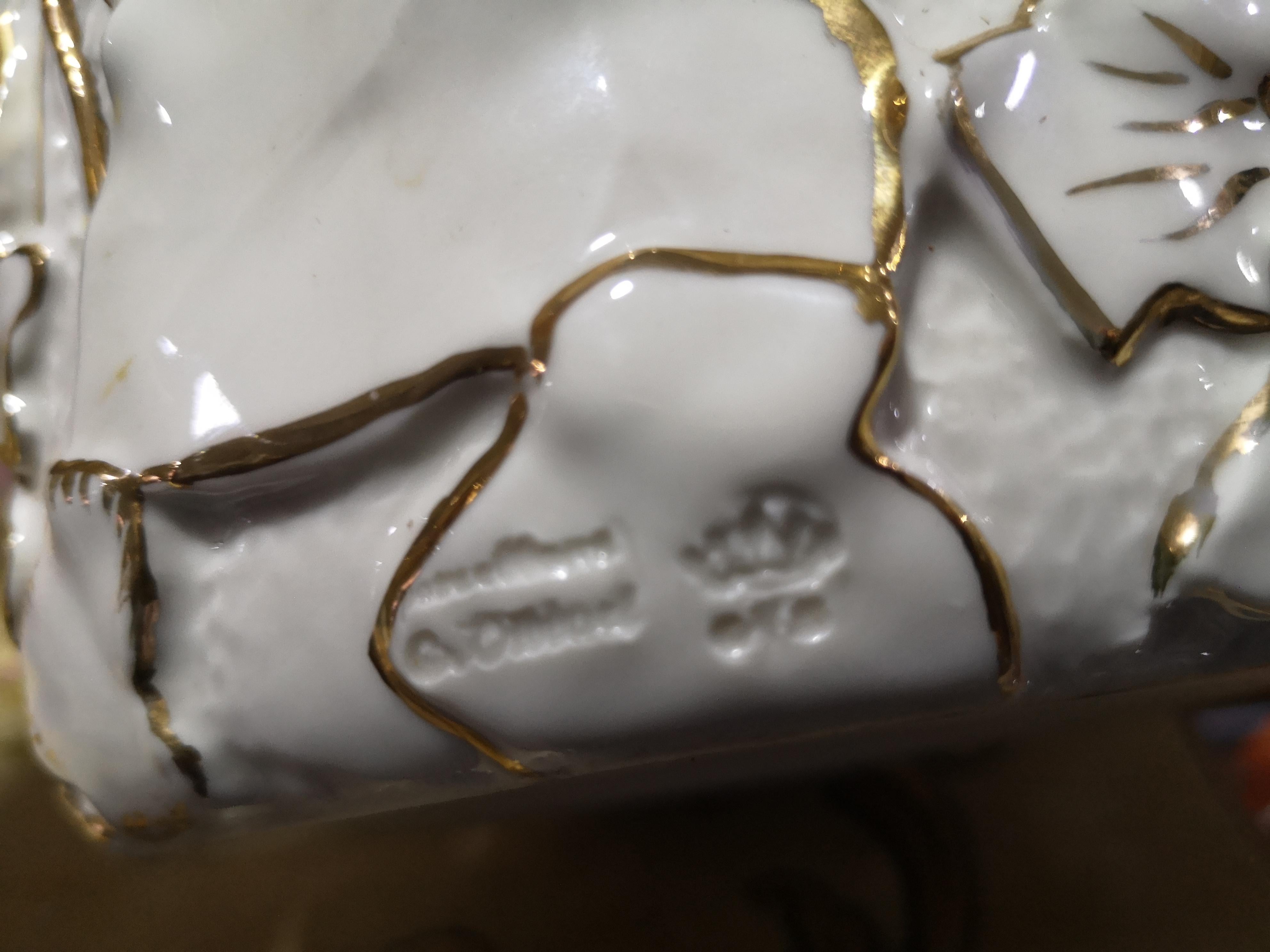 White Italian porcelain vase by Villari with leaves and pure gold decorations For Sale 5