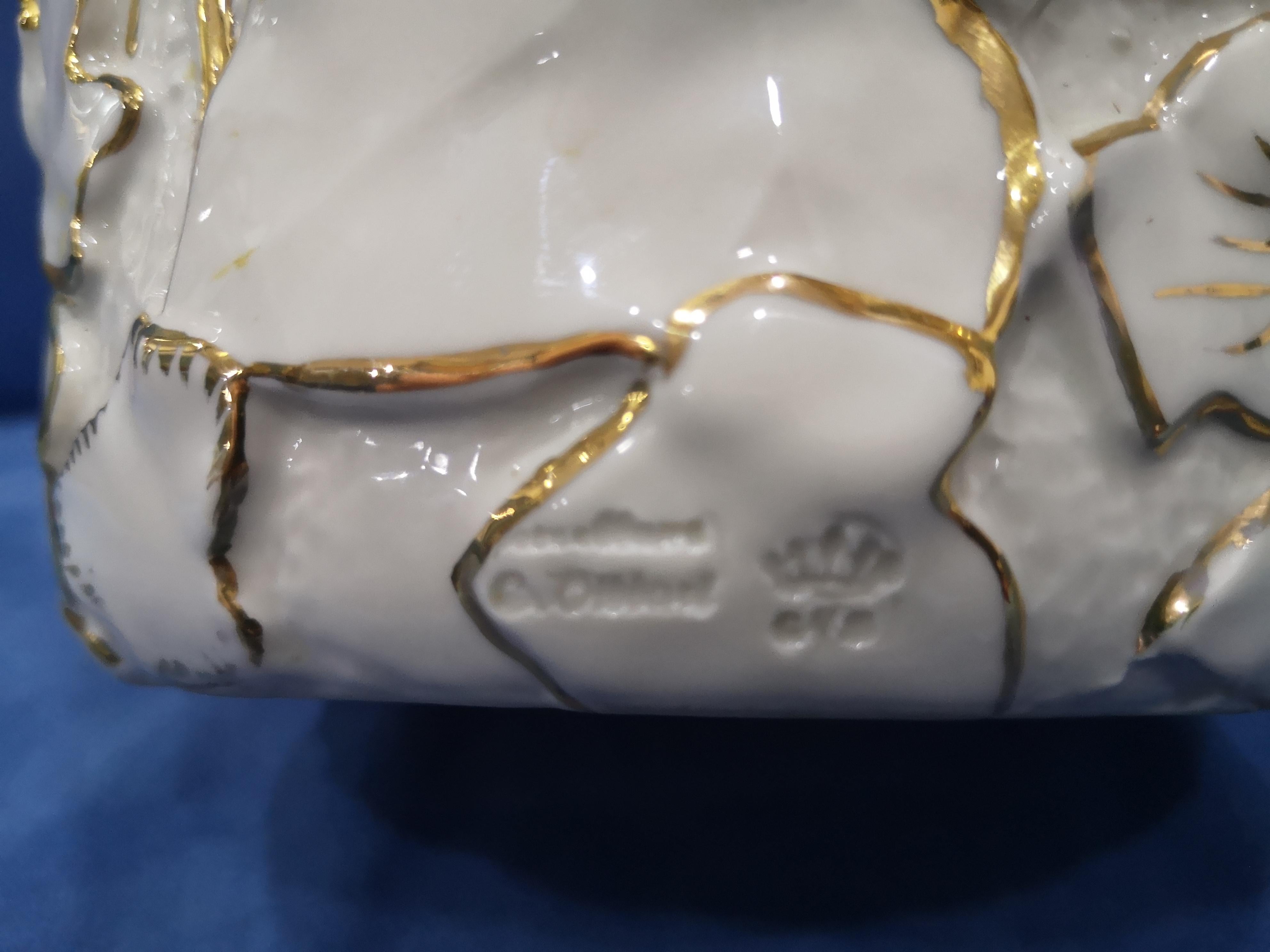 White Italian porcelain vase by Villari with leaves and pure gold decorations For Sale 6
