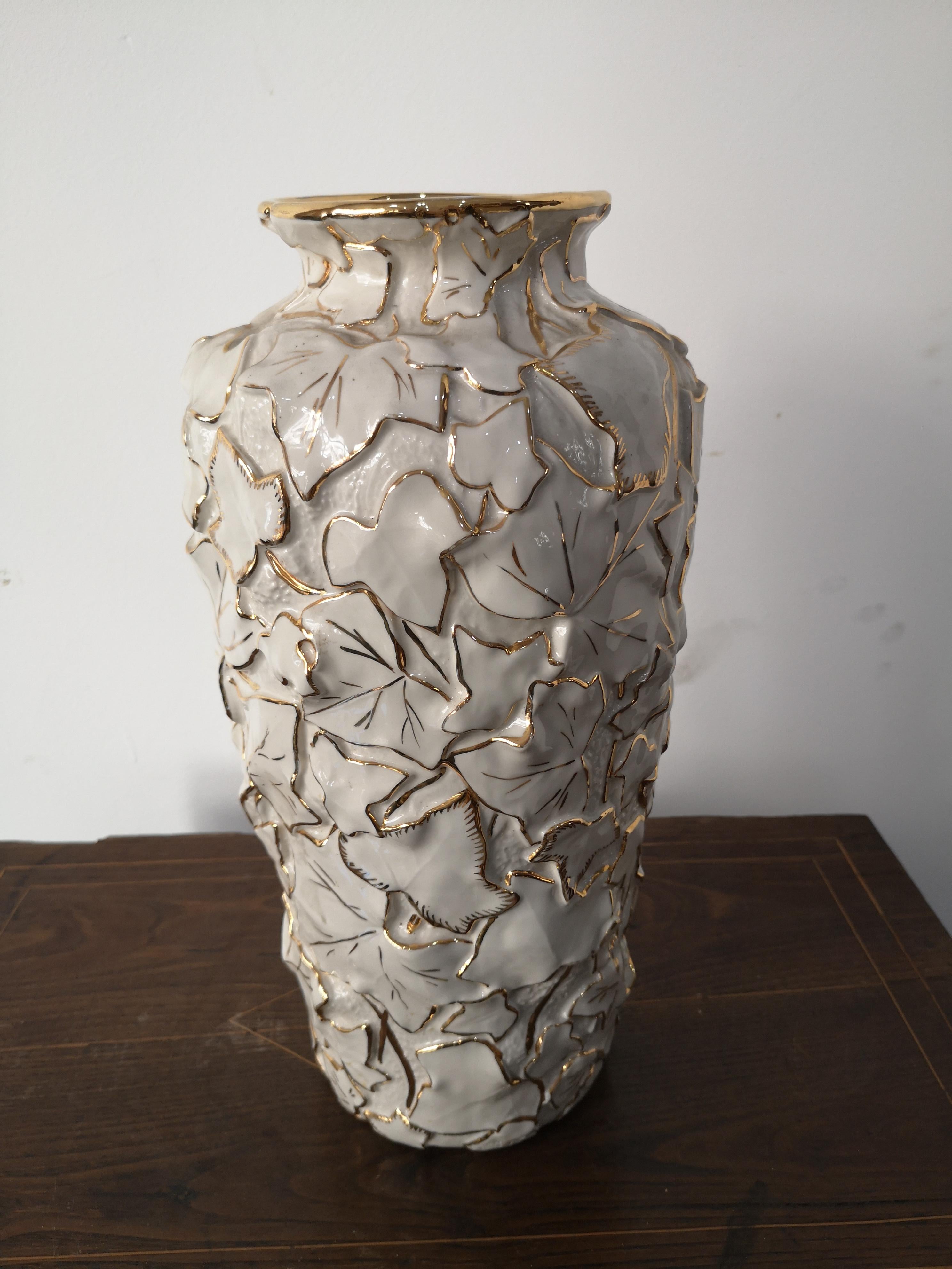 White Italian porcelain vase by Villari with leaves and pure gold decorations For Sale 7