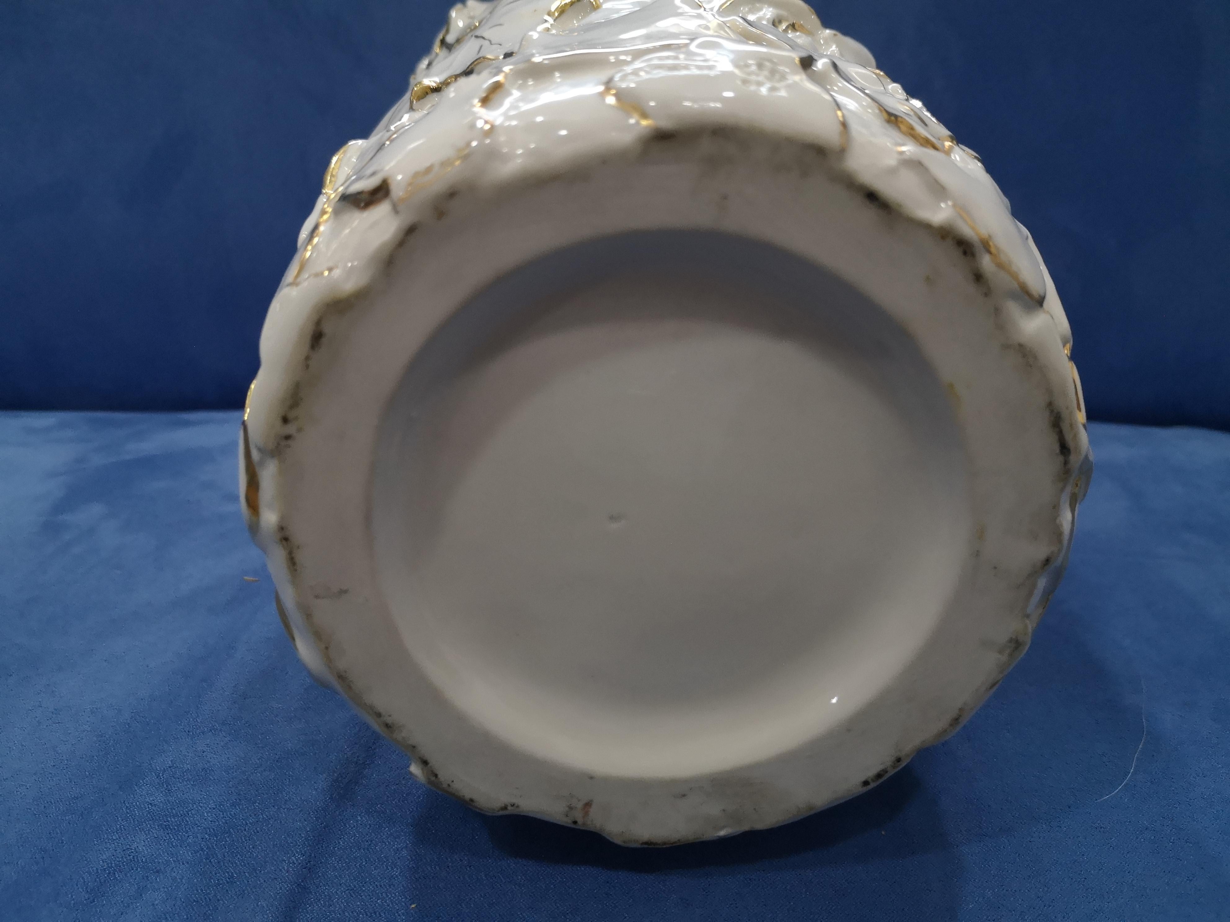 White Italian porcelain vase by Villari with leaves and pure gold decorations For Sale 8