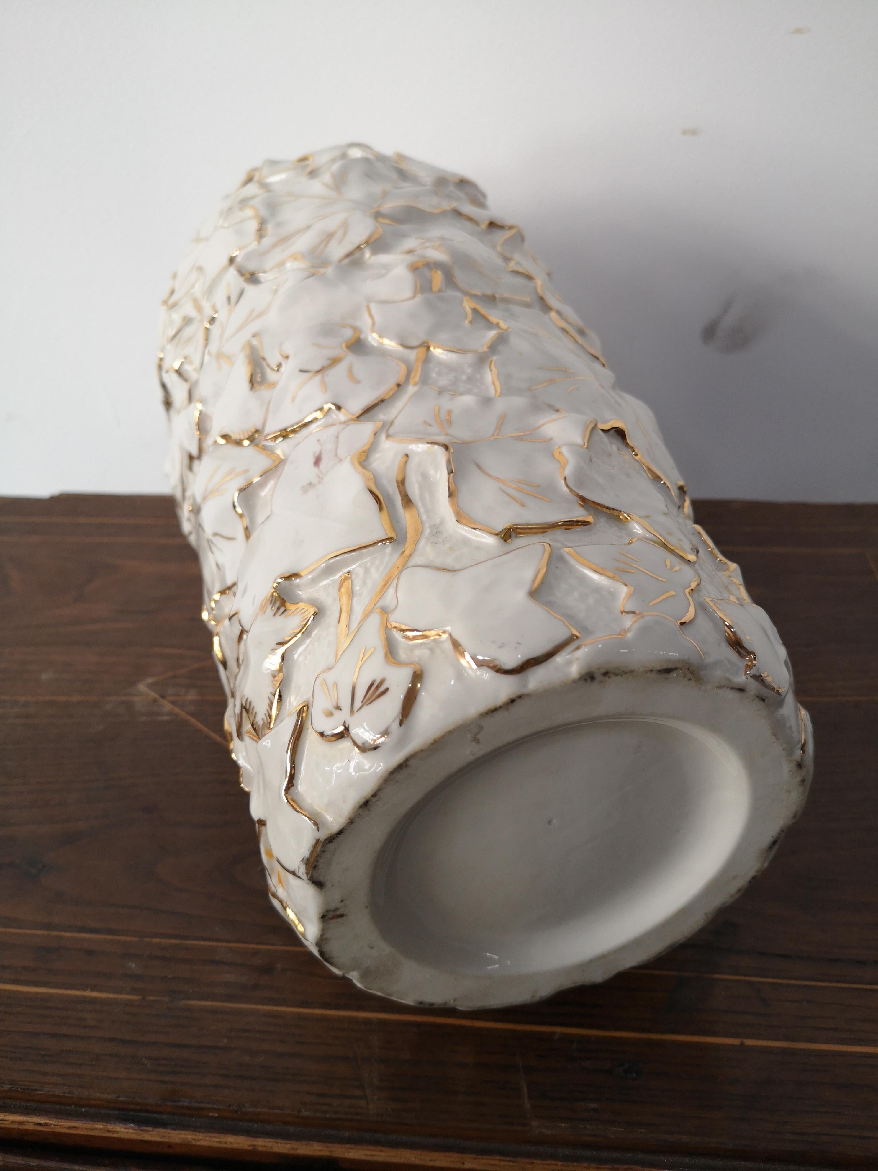 White Italian porcelain vase by Villari with leaves and pure gold decorations For Sale 9