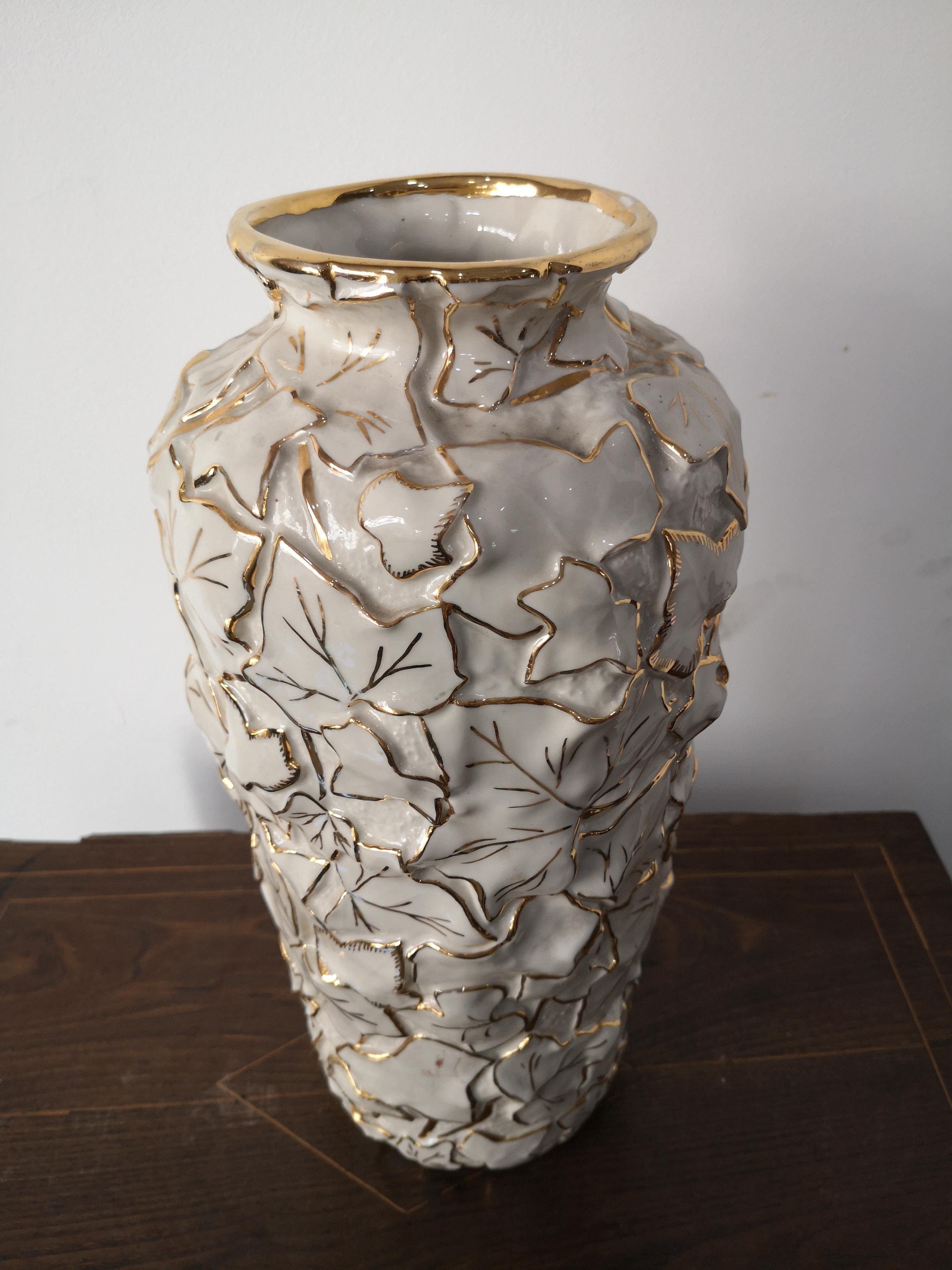 White Italian porcelain vase by Villari with leaves and pure gold decorations For Sale 10