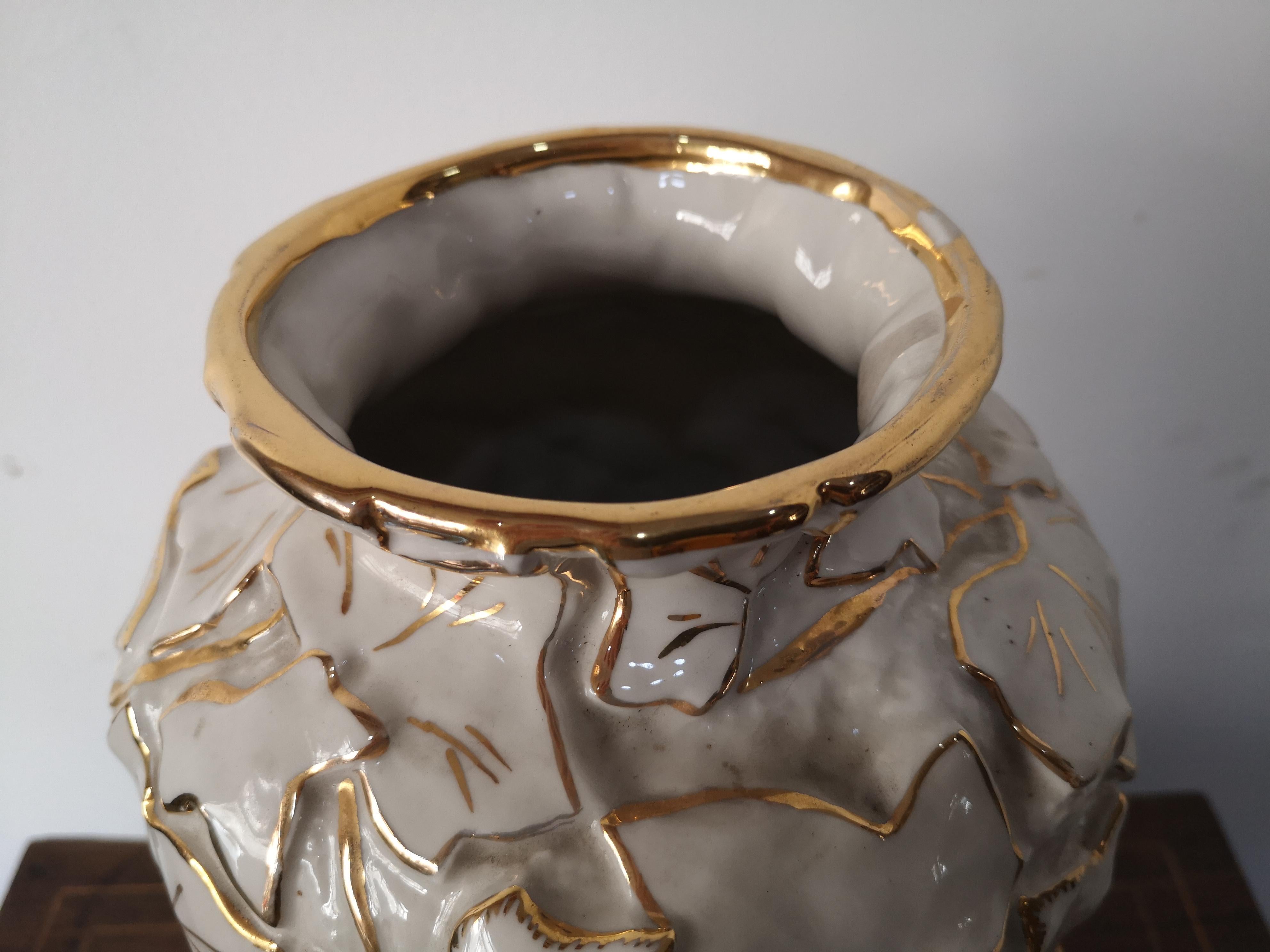 White Italian porcelain vase by Villari with leaves and pure gold decorations For Sale 11