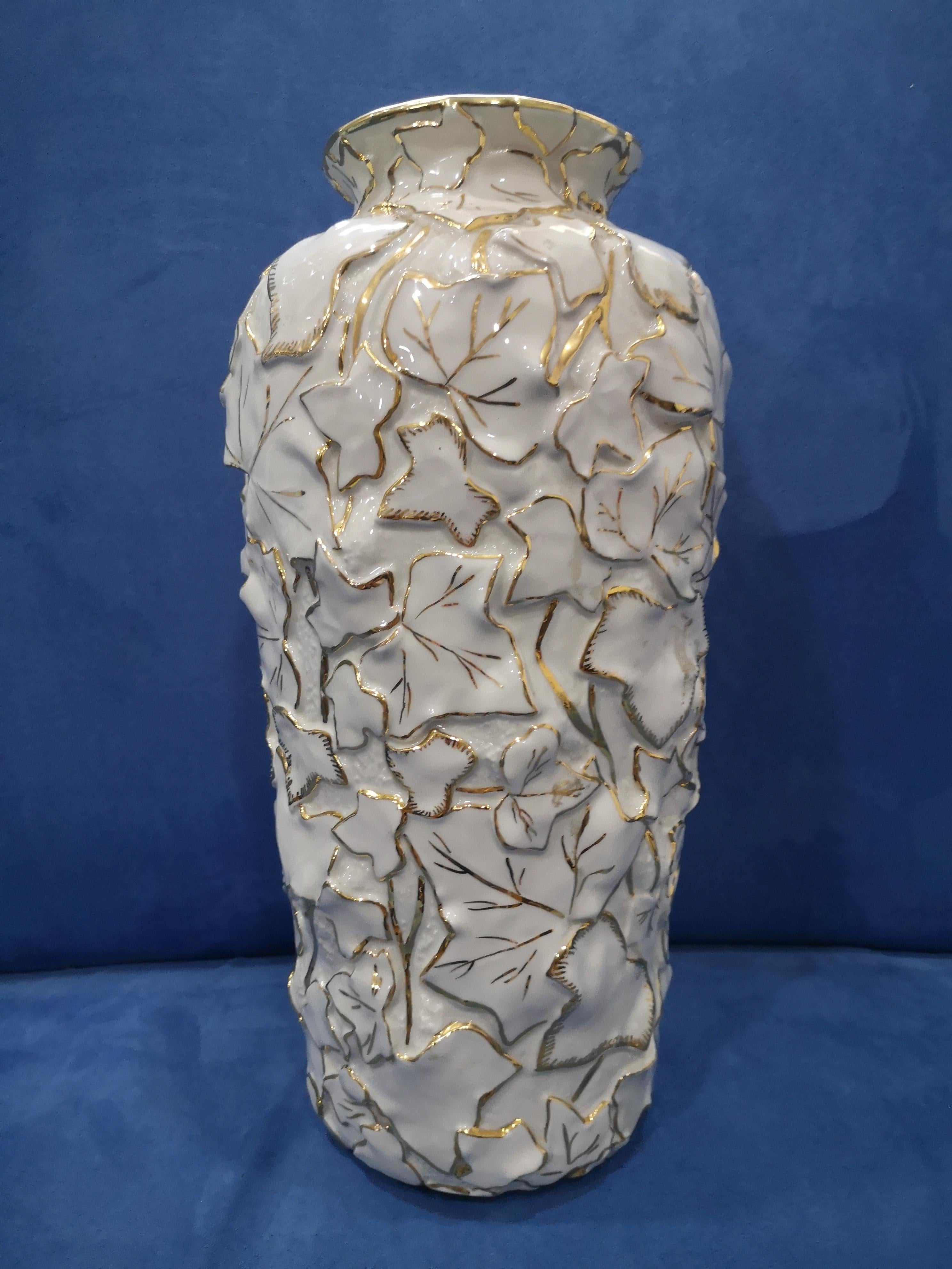 White porcelain vase by Cesare Villari hand painted with ivy leaves and pure gold decorations from the 70s in excellent condition as shown in the photo.
the vase measures:
height 38 cm
max width 20 cm
width at the base 14