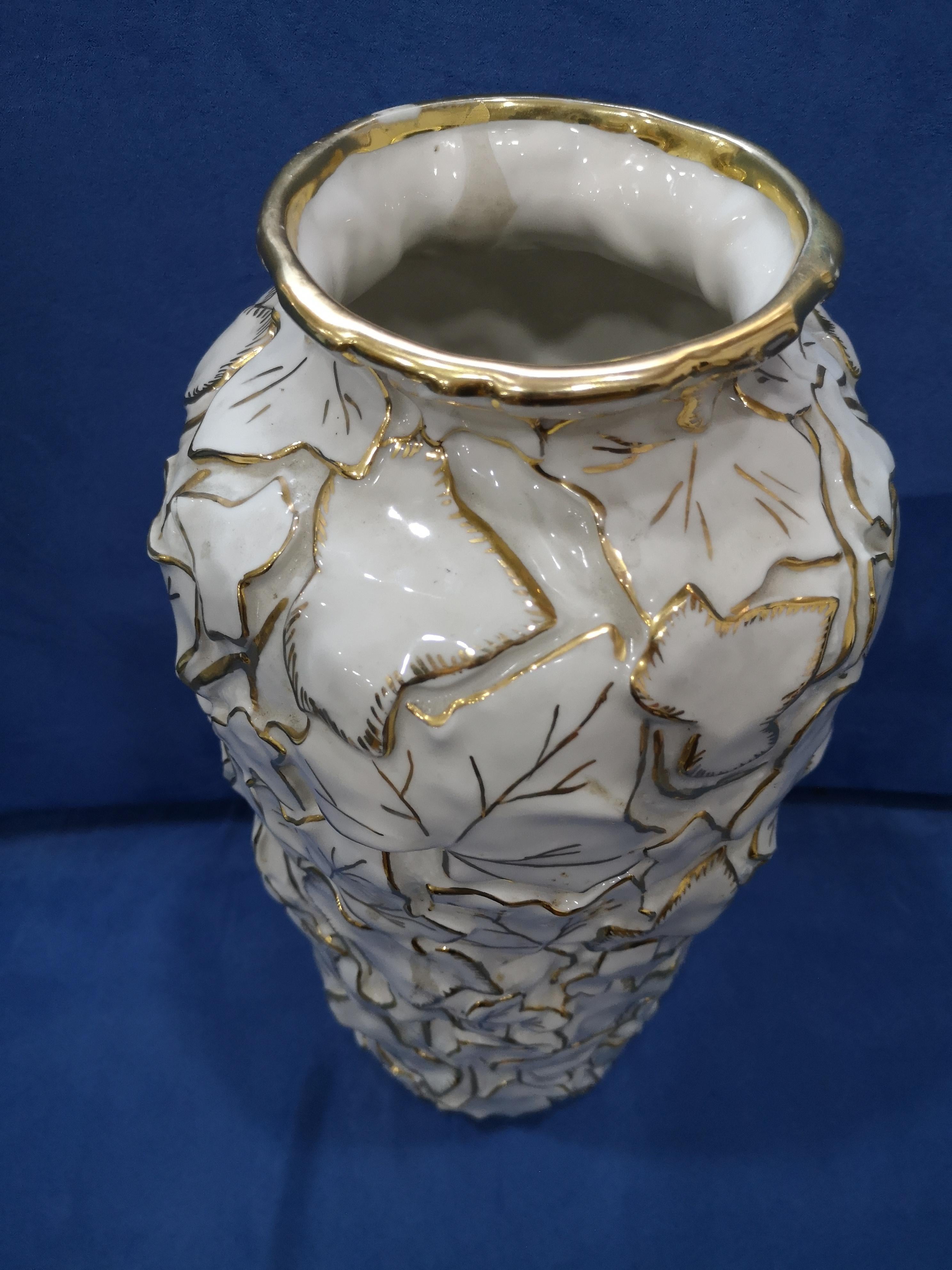 Hand-Painted White Italian porcelain vase by Villari with leaves and pure gold decorations For Sale