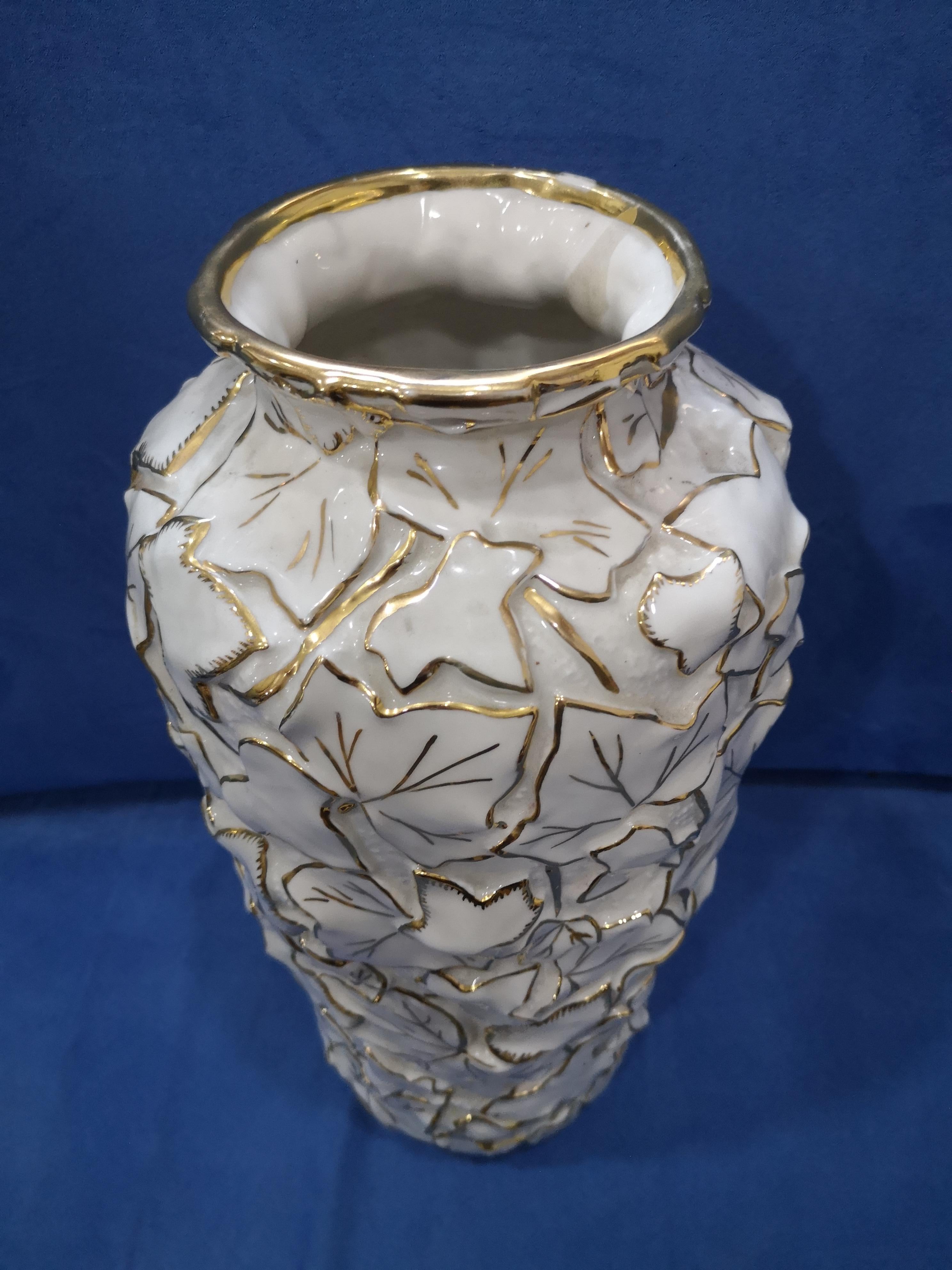 Peint à la main Vase en porcelaine blanche italienne de Villari avec feuilles et décorations en or pur  en vente
