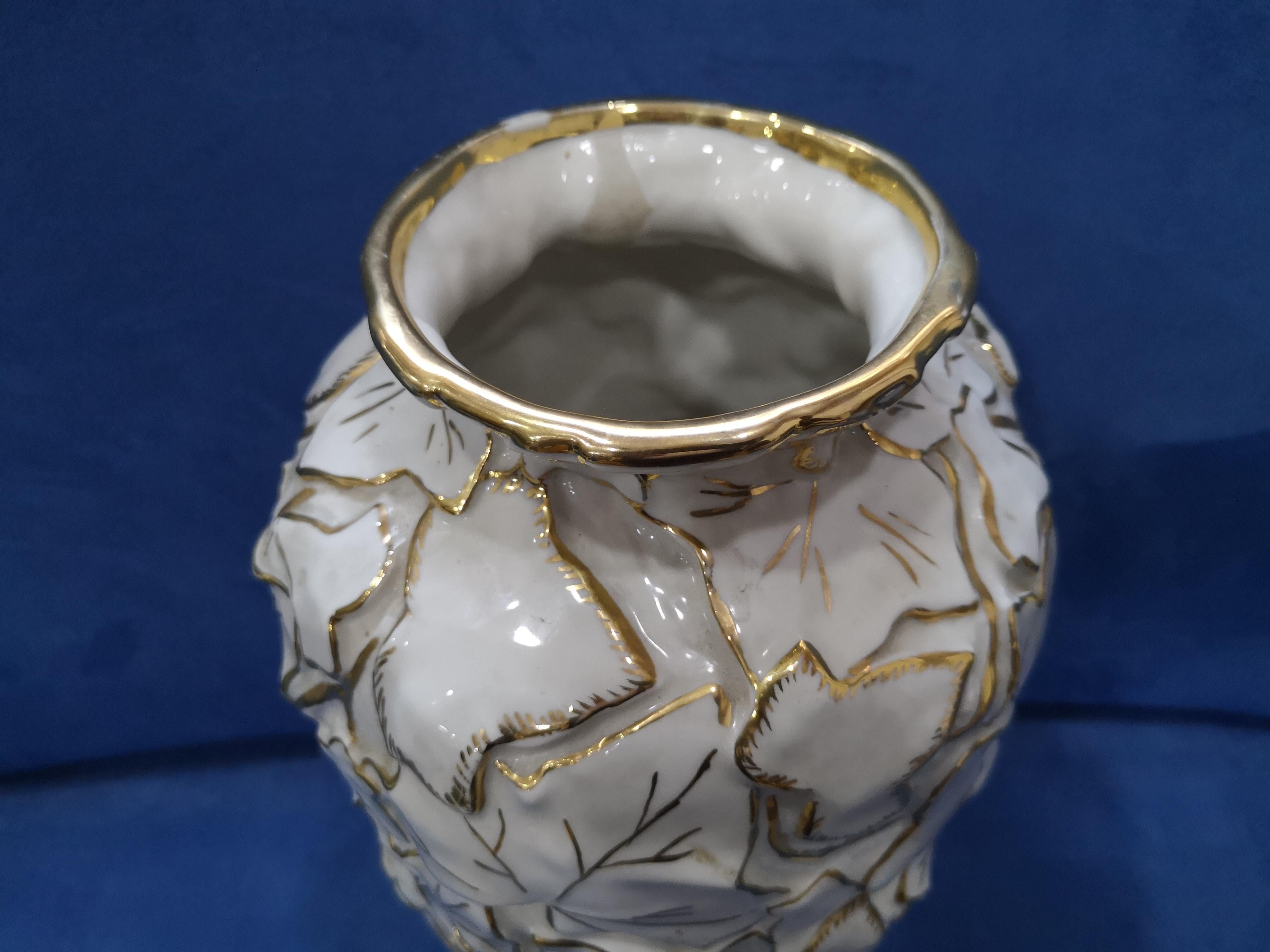 Porcelain White Italian porcelain vase by Villari with leaves and pure gold decorations For Sale