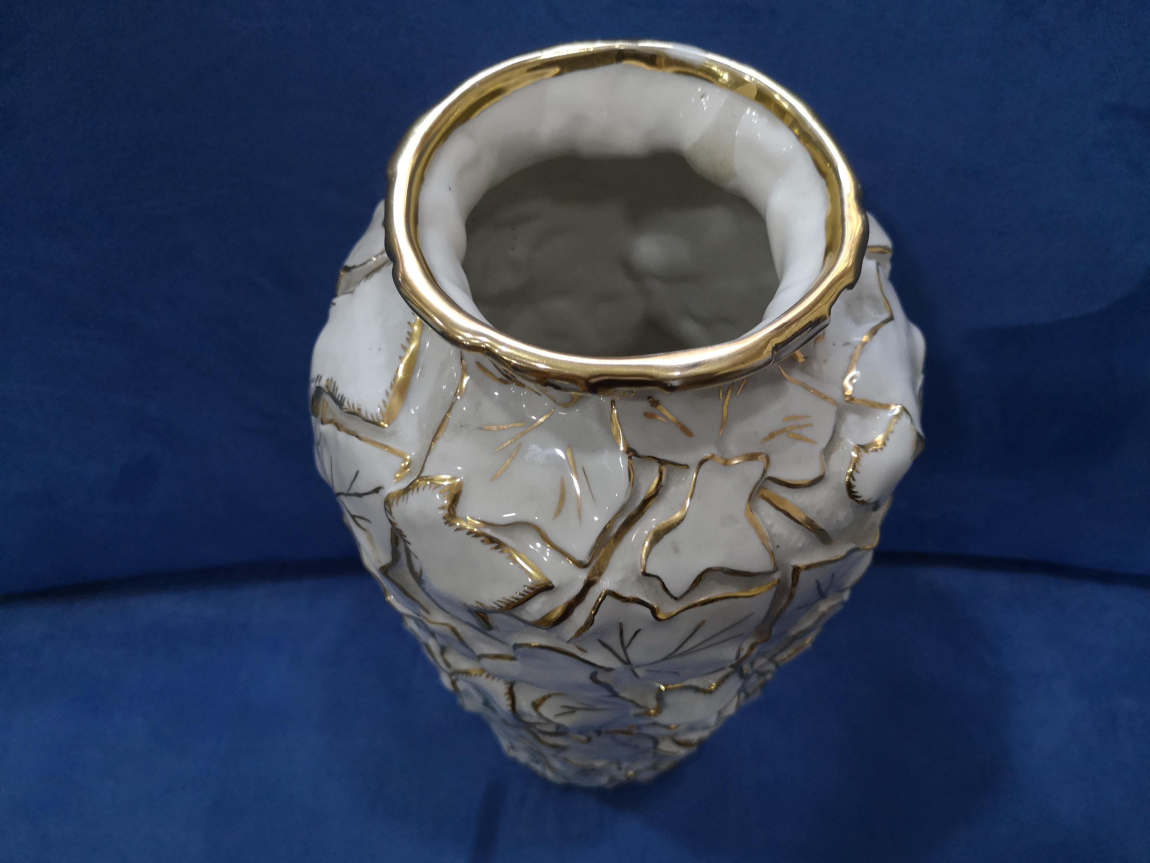 White Italian porcelain vase by Villari with leaves and pure gold decorations For Sale 1