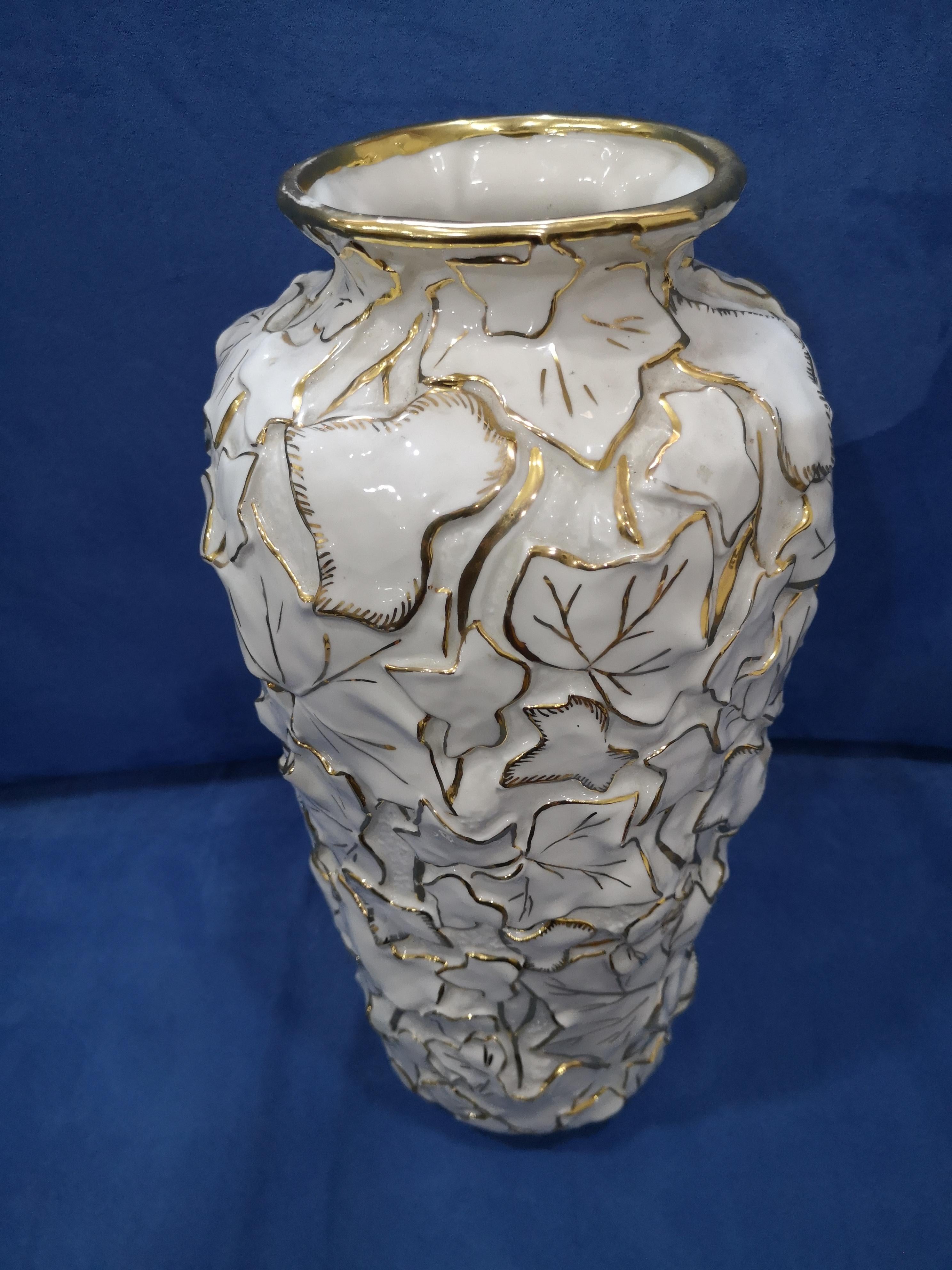 White Italian porcelain vase by Villari with leaves and pure gold decorations For Sale 2