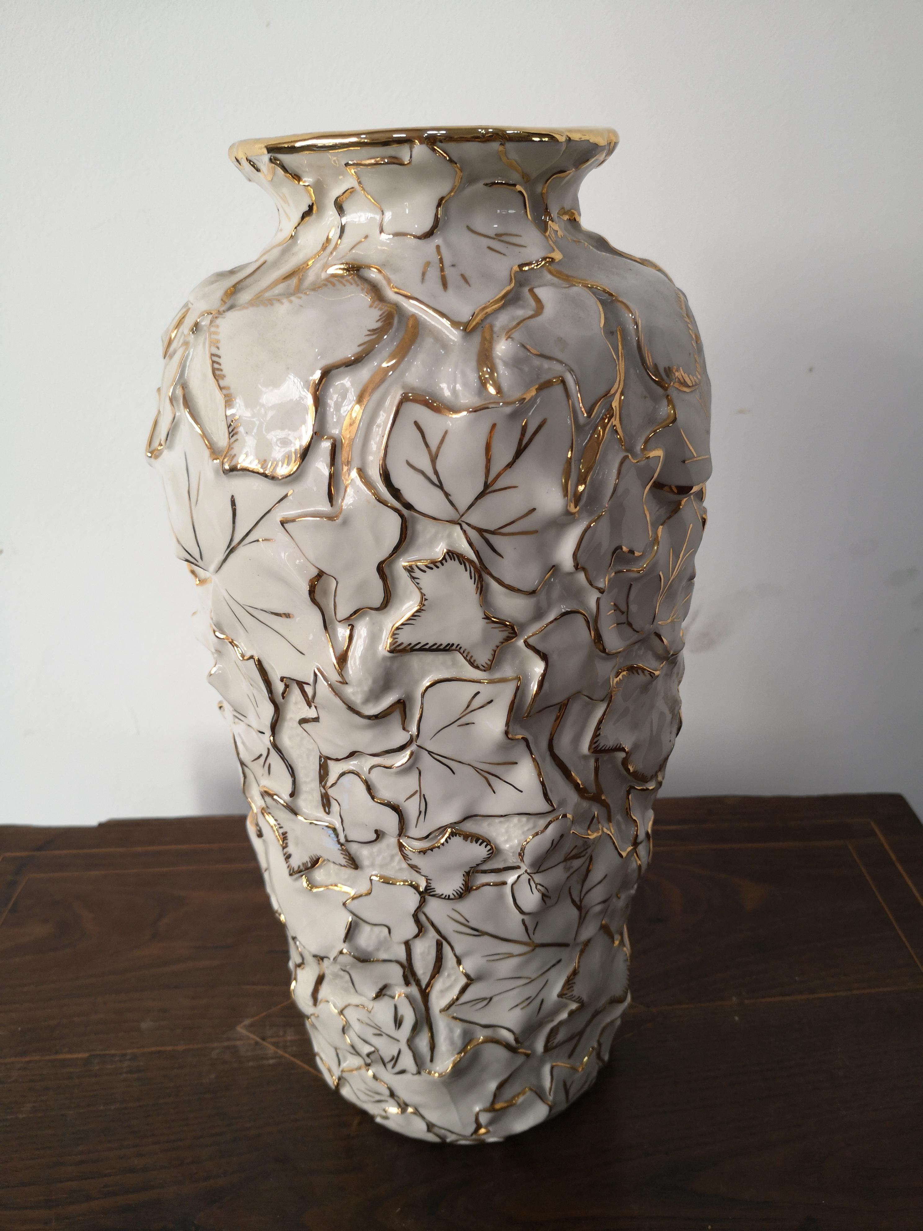 White Italian porcelain vase by Villari with leaves and pure gold decorations For Sale 3