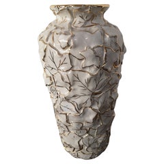 Jarrón de porcelana italiana blanca de Villari con hojas y adornos de oro puro 