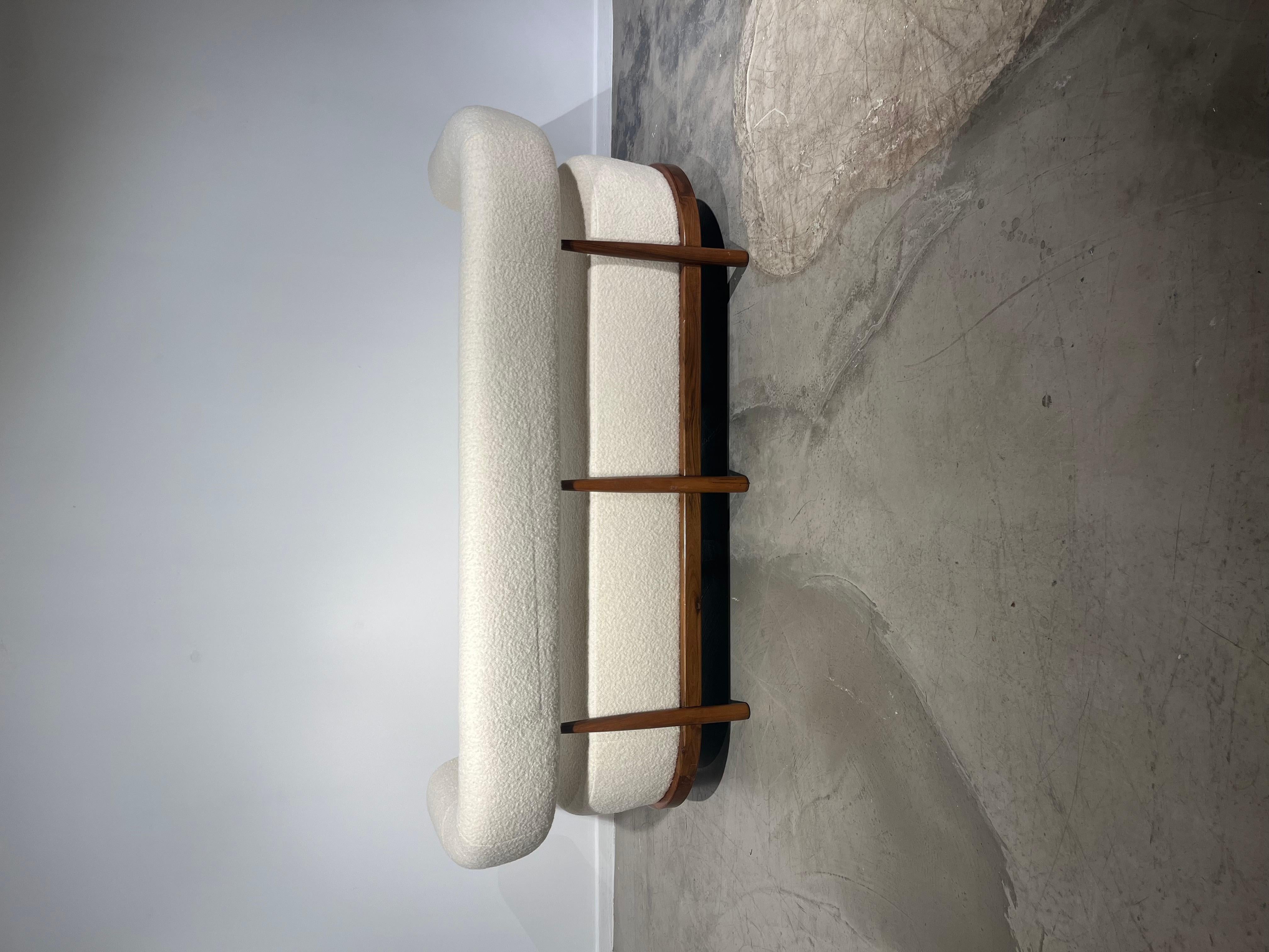 White Italian sofa In Good Condition In Brussel, BE