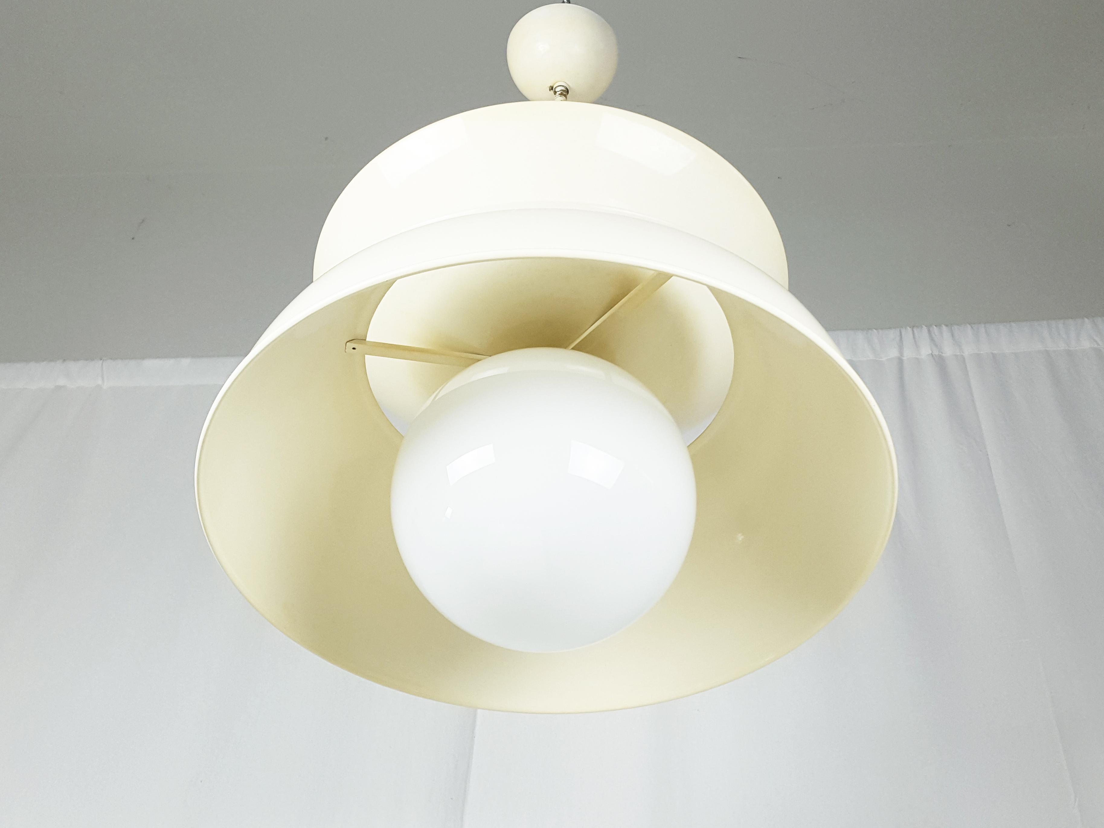 Ère spatiale Lampe à suspension Cetra blanche/ivoire des années 1960 de V. Magistretti pour Artemide en vente