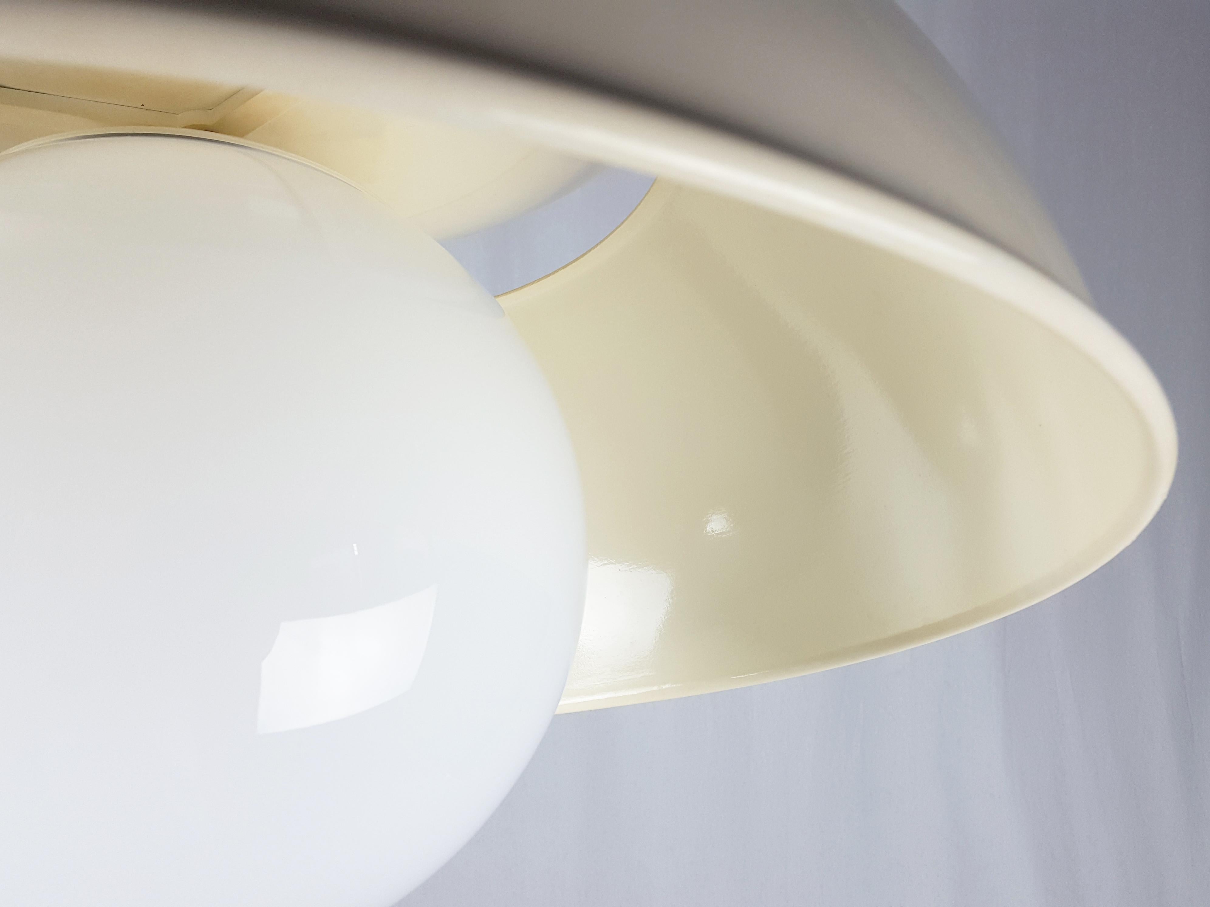 White/Ivory 1960s Cetra Pendant Lamp by V. Magistretti for Artemide In Good Condition For Sale In Varese, Lombardia