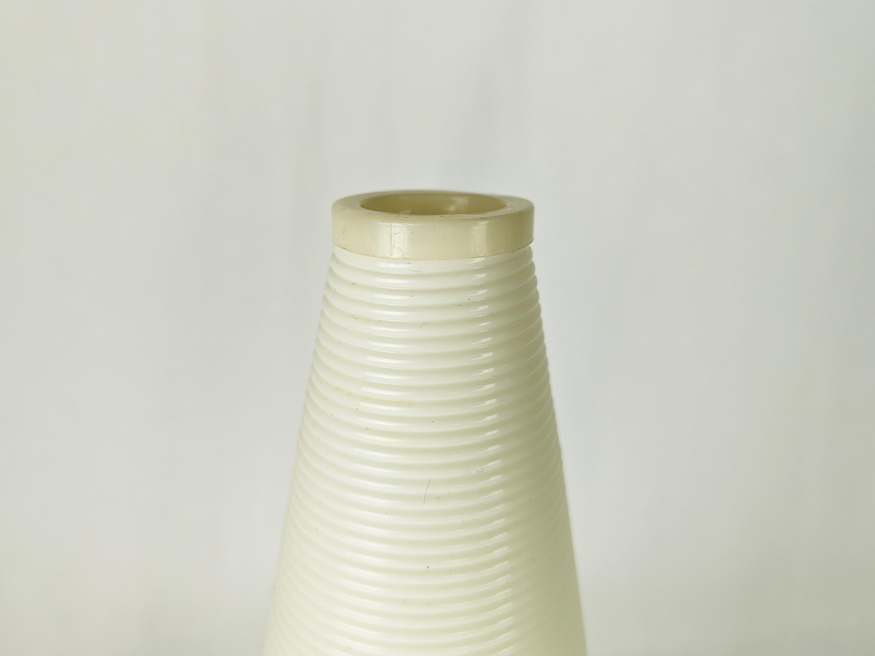 Mid-Century Modern White ivory plastic & black metal 1960s table lamp For Sale