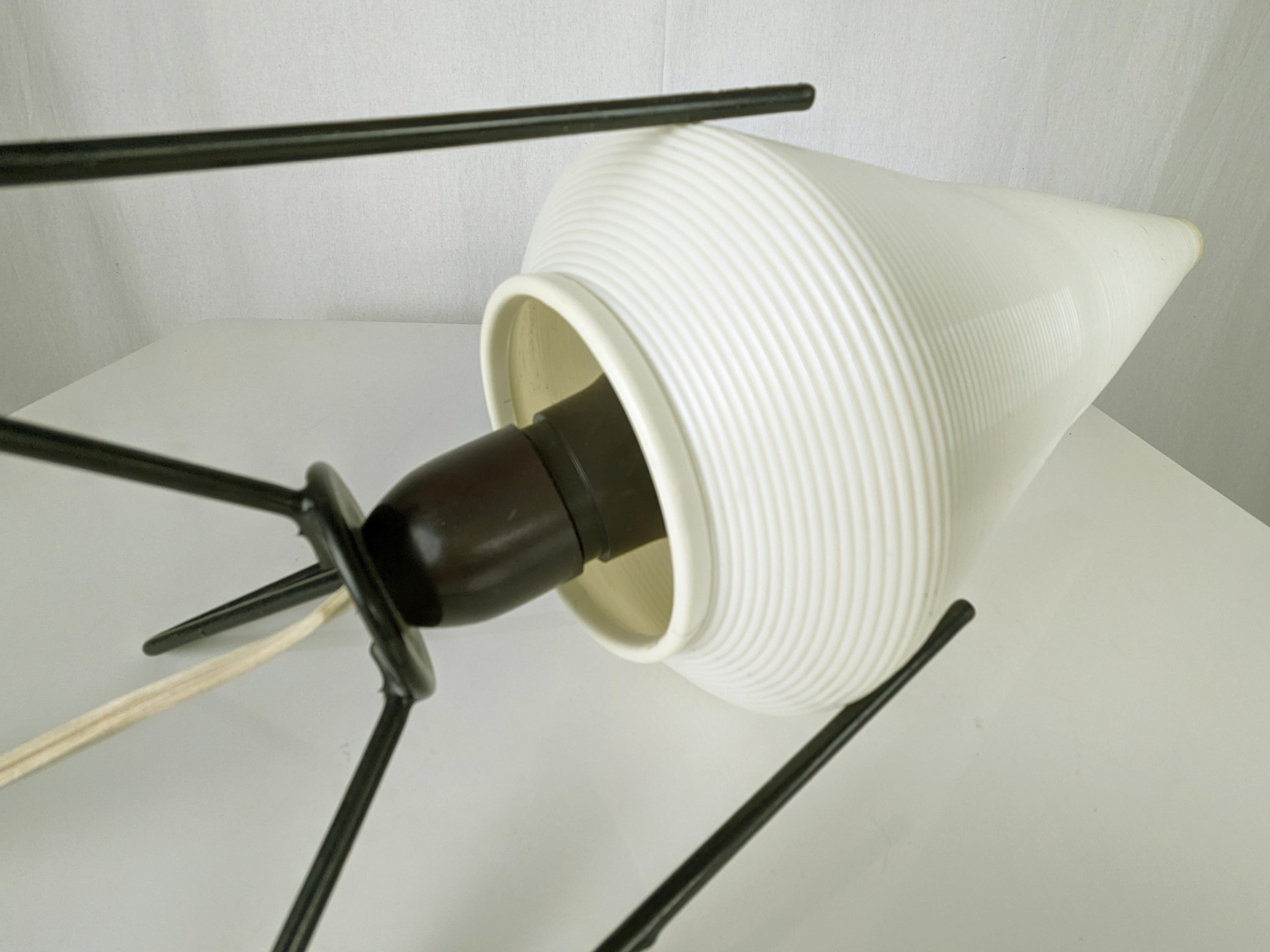 White ivory plastic & black metal 1960s table lamp In Good Condition For Sale In Varese, Lombardia