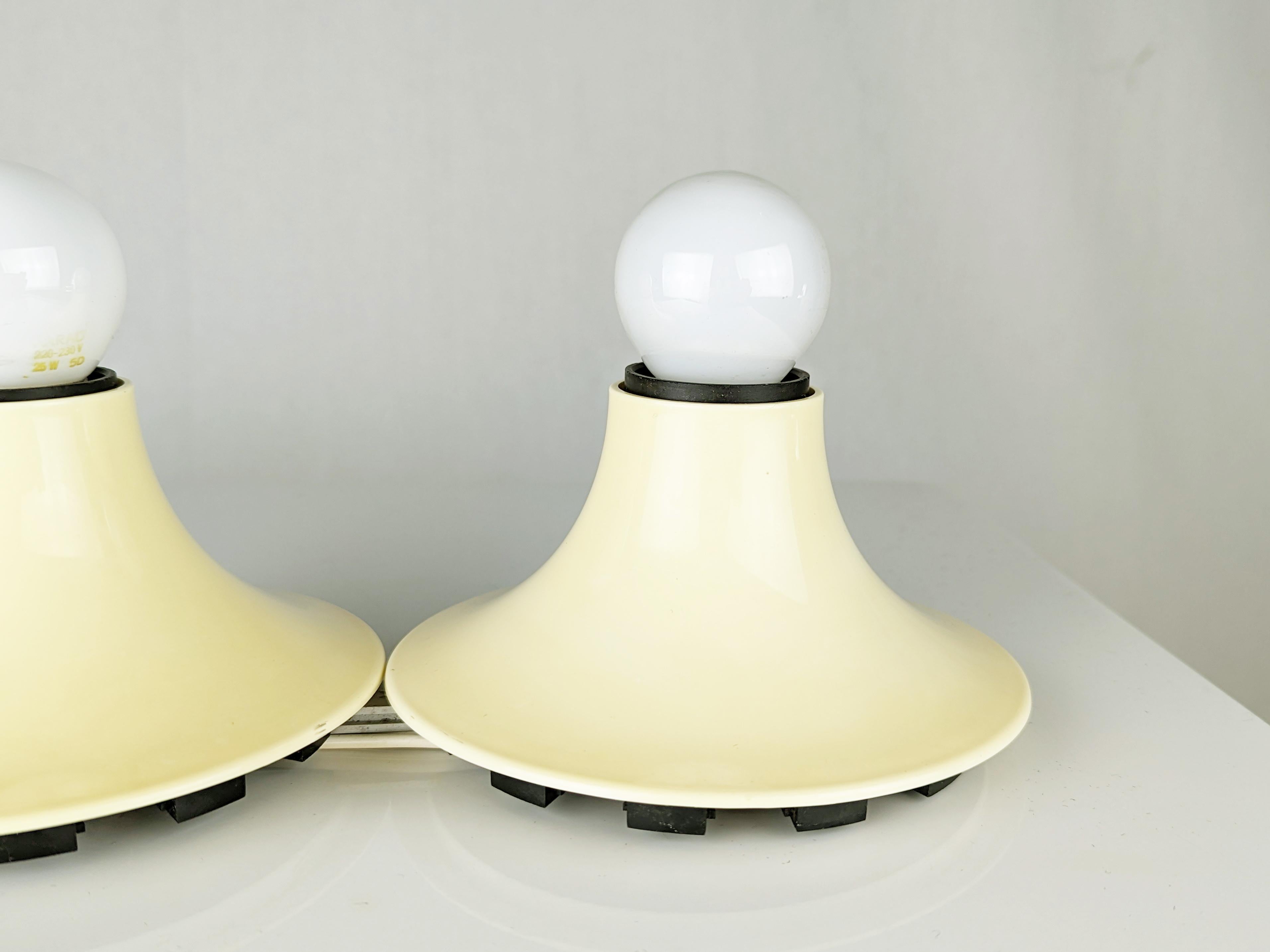 Wand- oder Deckenleuchten aus weißem, elfenbeinfarbenem Kunststoff von Vico Magistretti für Artemide (Italienisch) im Angebot