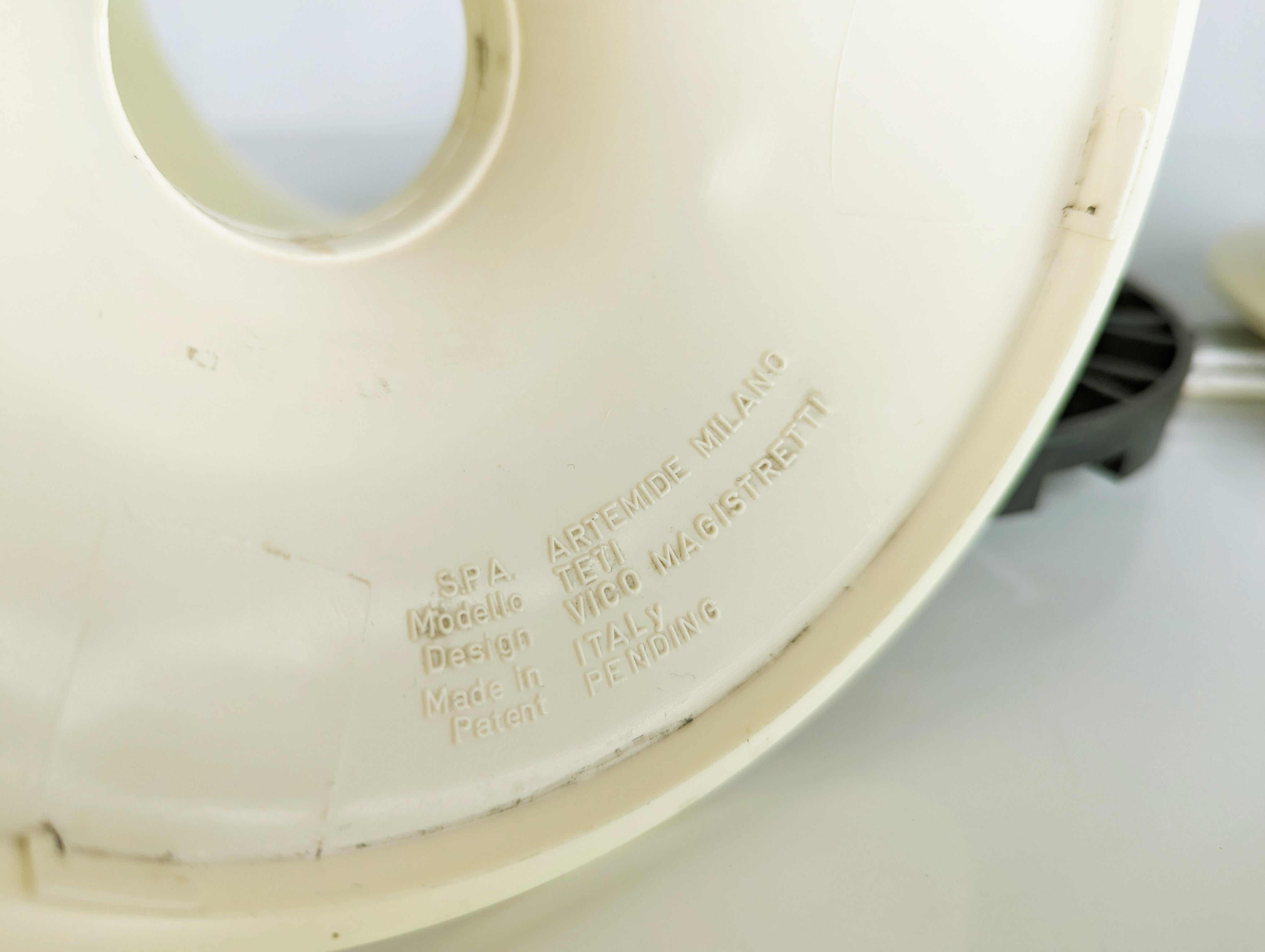 Wand- oder Deckenleuchten aus weißem, elfenbeinfarbenem Kunststoff von Vico Magistretti für Artemide im Angebot 2