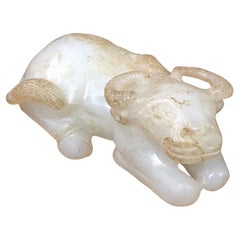 Weiße Jadeschnitzerei eines liegenden Wasserbüffels