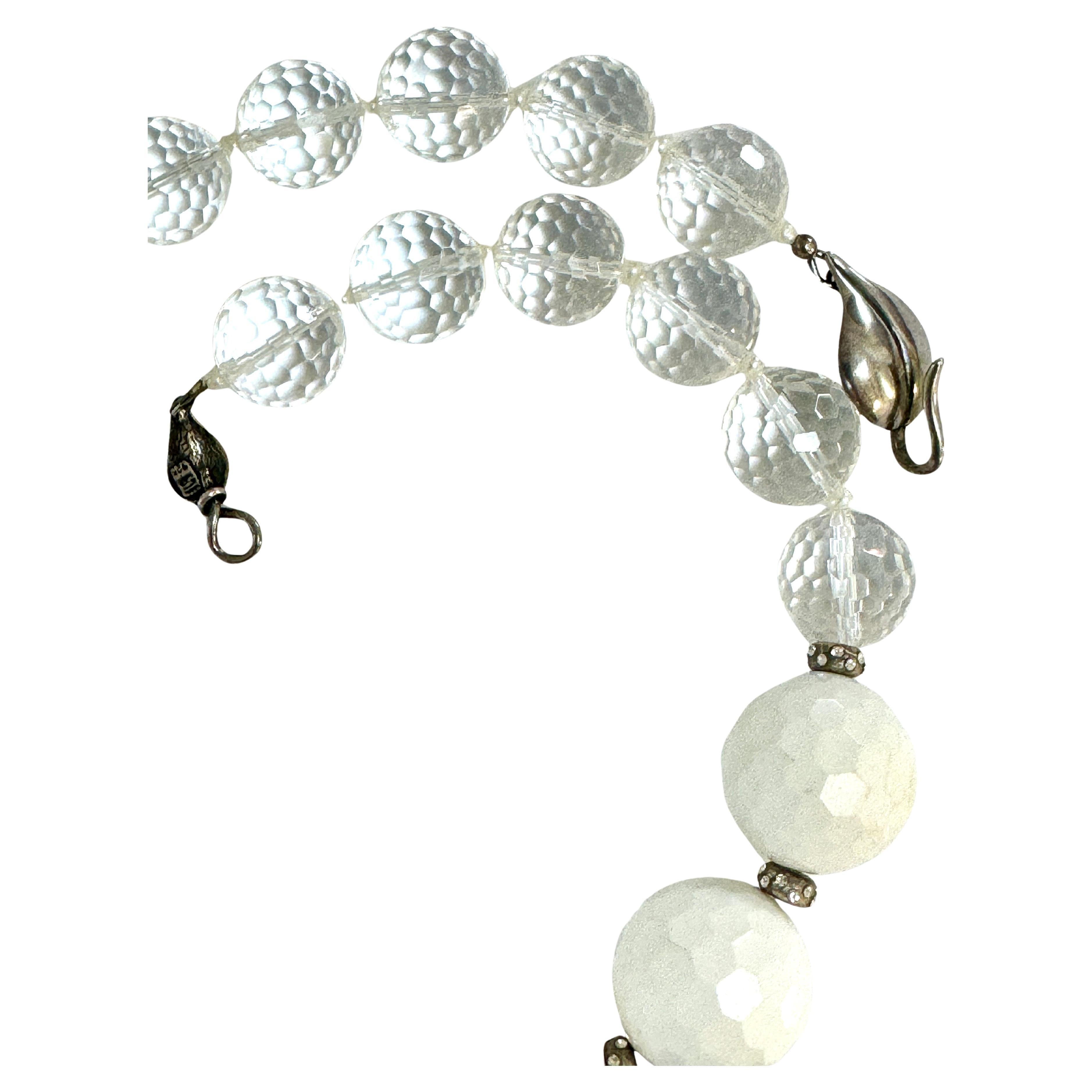 Collana di giada bianca, cristalli e argento sterling 
Collana sfaccettata di giada bianca grande da 20 mm con perline di cristallo sfaccettate da 10 mm e perline in argento con piccoli strass. 

