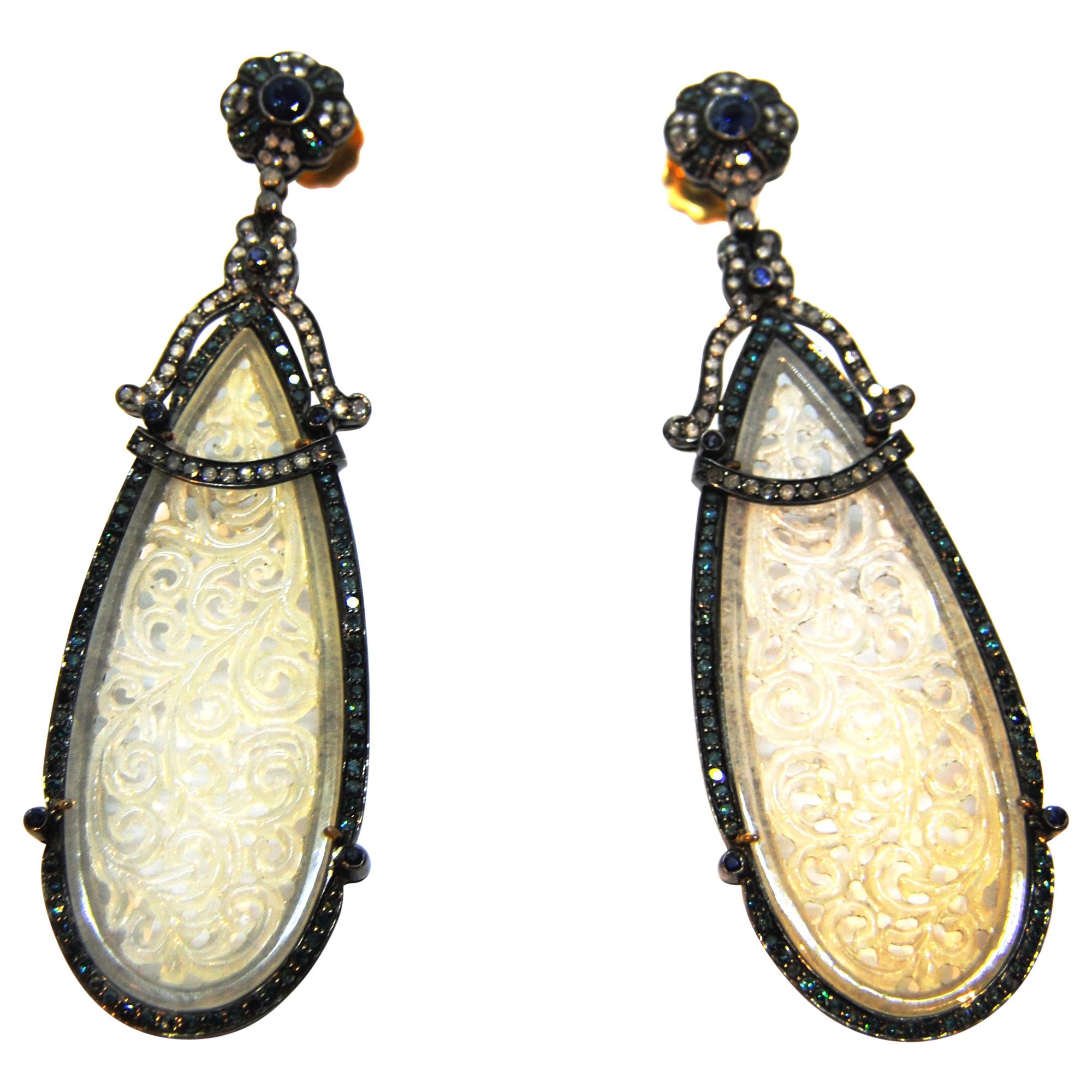 Boucles d'oreilles lustre en or et argent avec jade blanc, diamants et saphirs