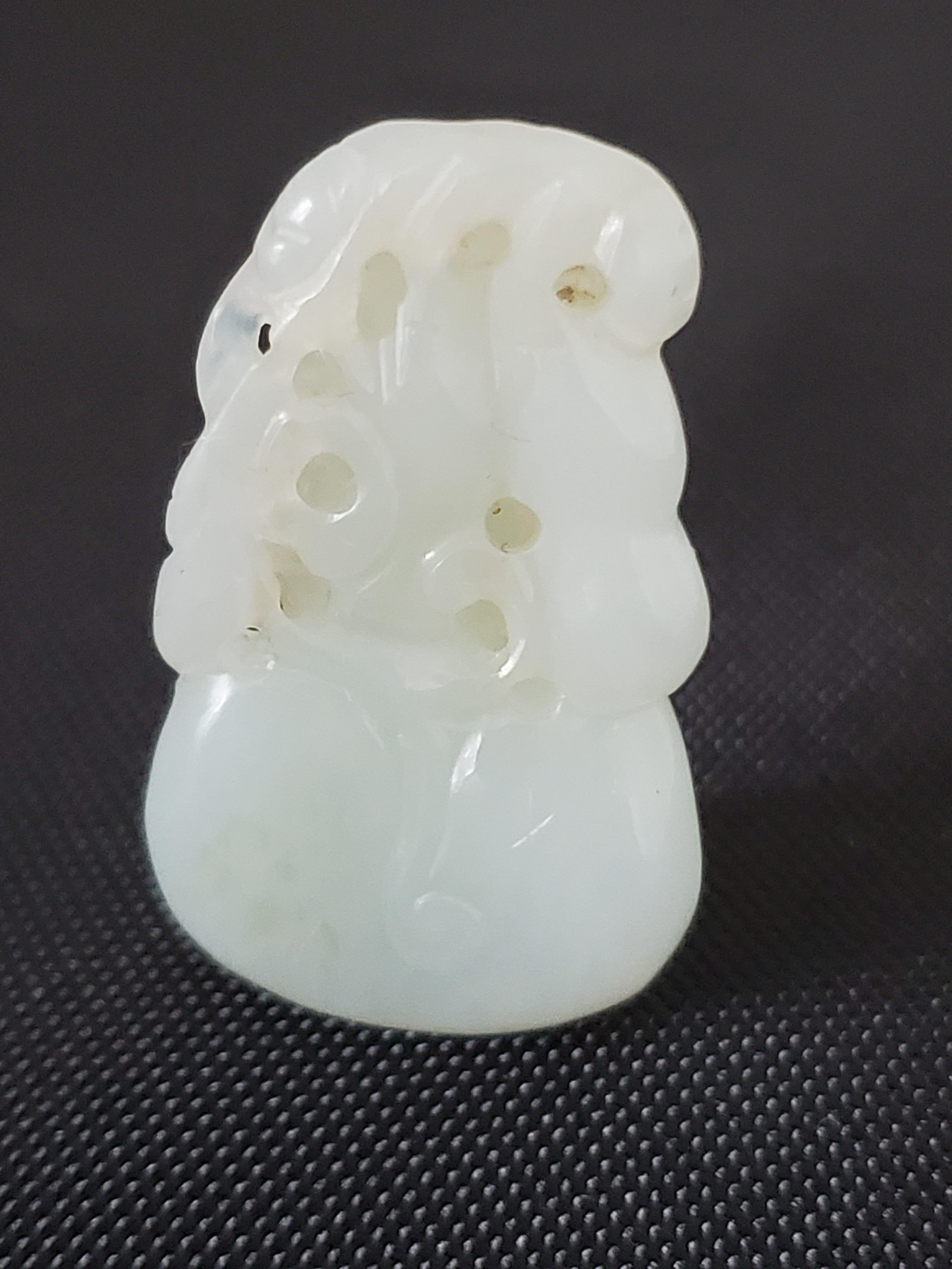 White Jade Double Gourd Pendant, Qing Dynasty For Sale 8