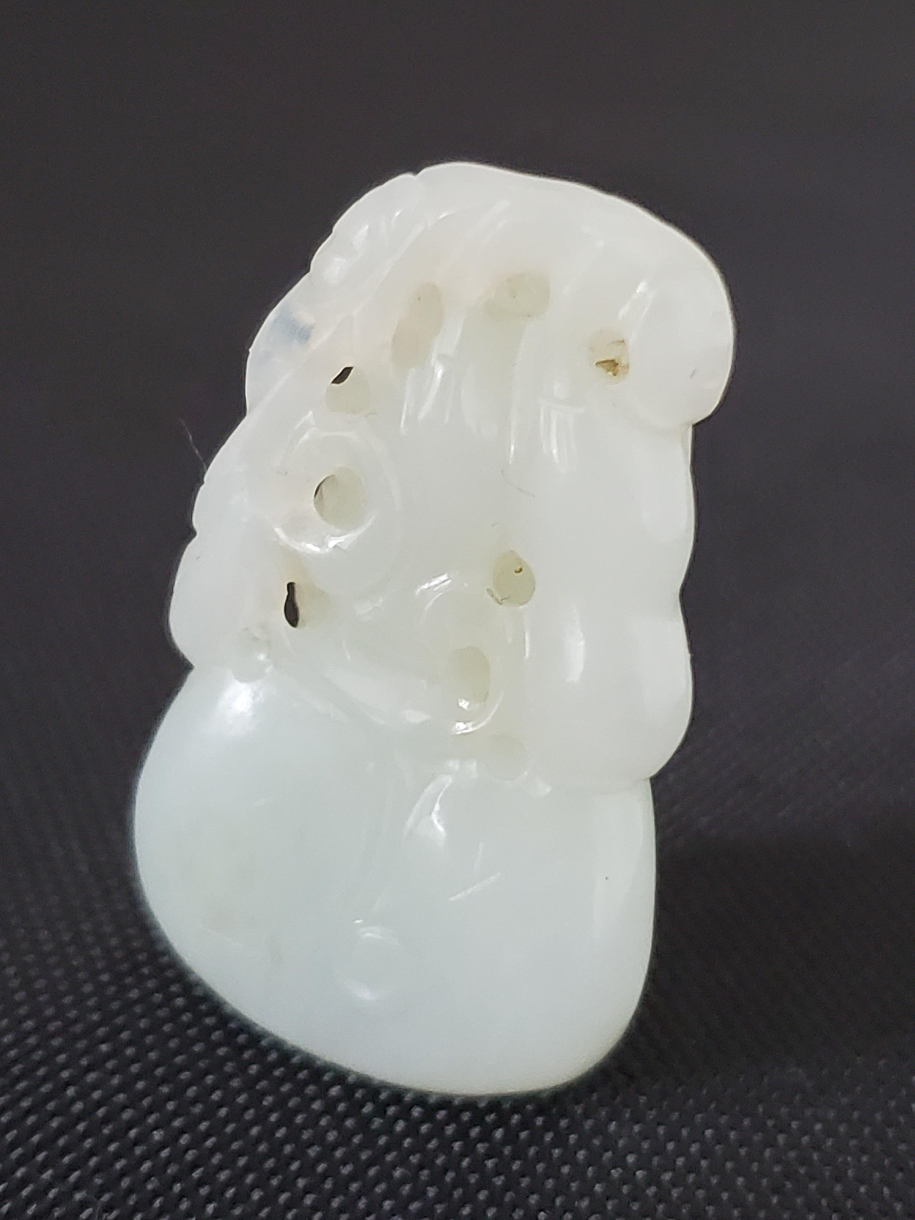 White Jade Double Gourd Pendant, Qing Dynasty For Sale 11